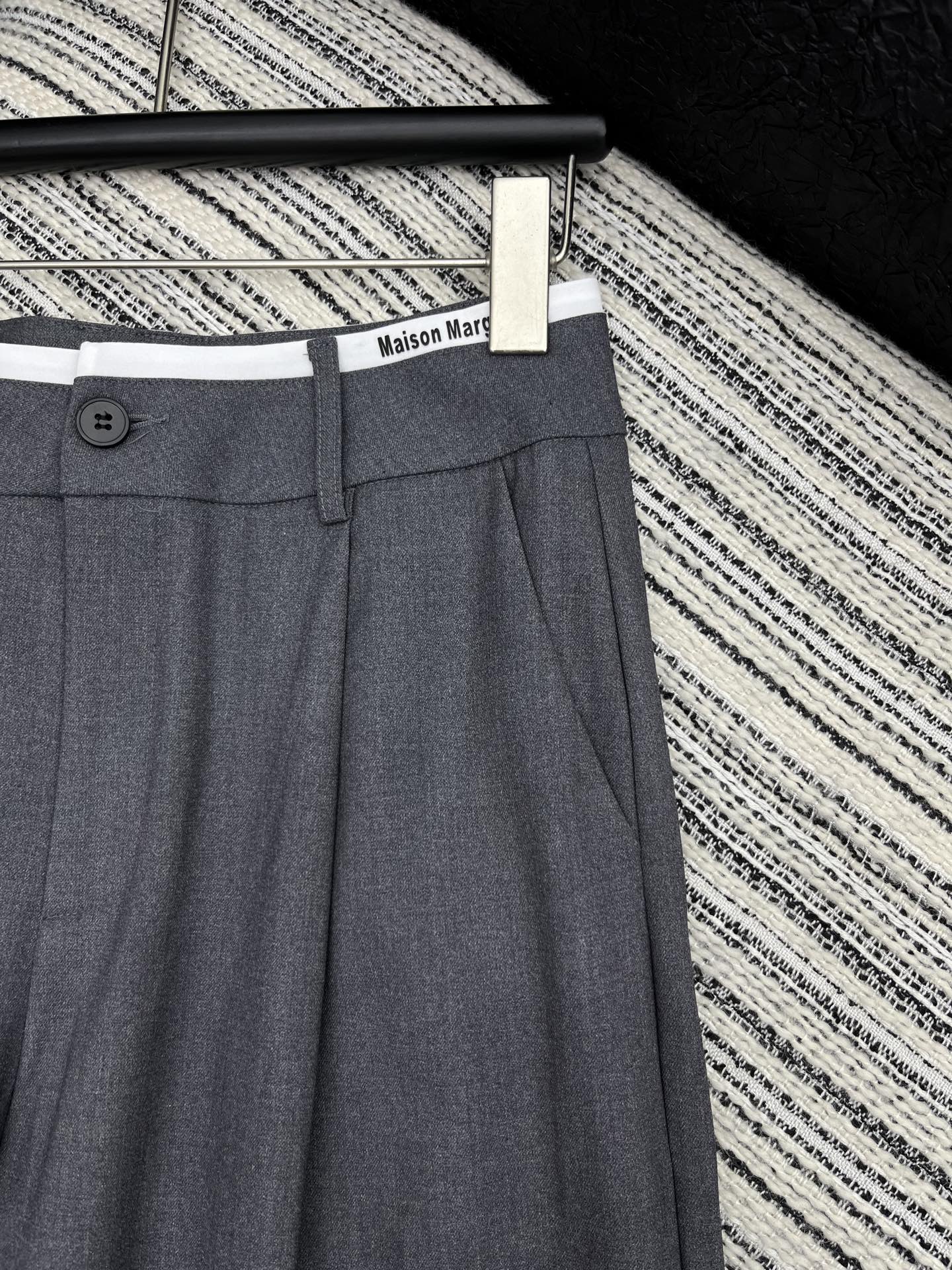“2025 Fashion: Single-Rate Female Suit with Dustproof Bags in Black Gray – Sizes S M L” - 图片 3