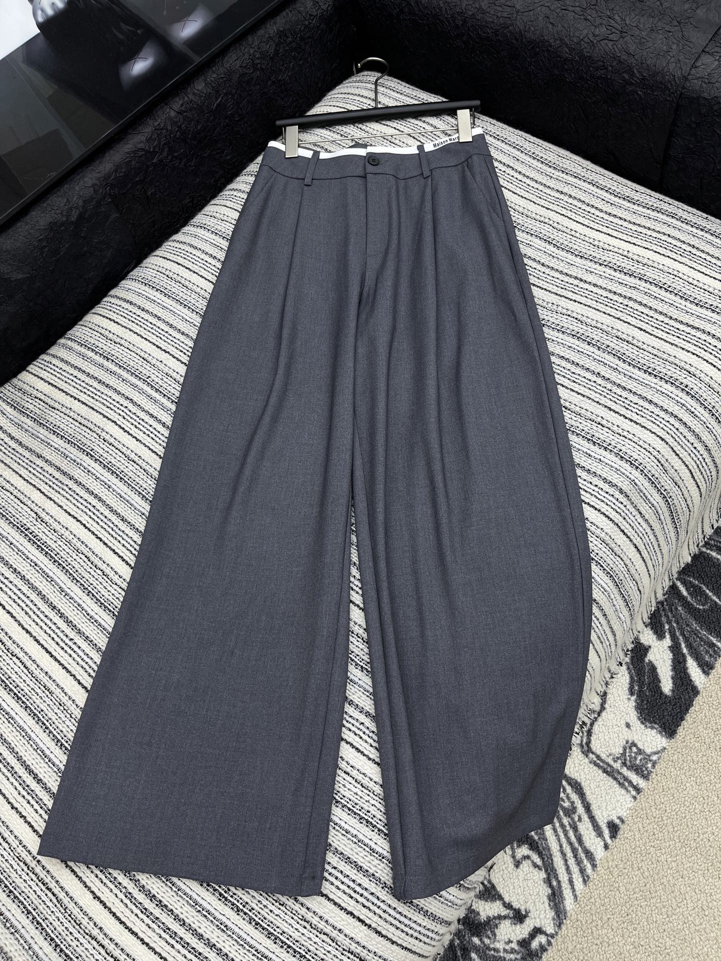 “2025 Fashion: Single-Rate Female Suit with Dustproof Bags in Black Gray – Sizes S M L” - 图片 1