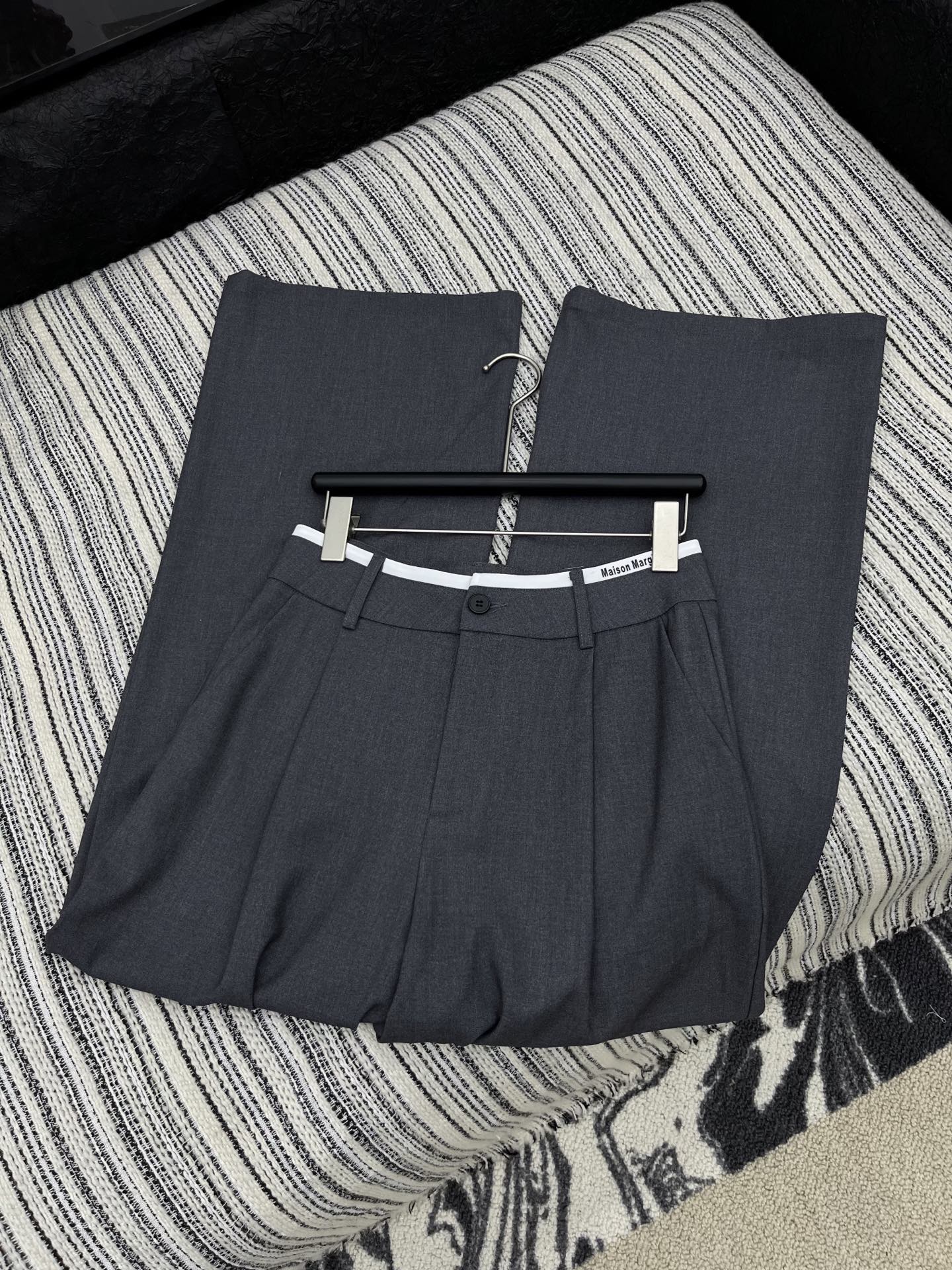 “2025 Fashion: Single-Rate Female Suit with Dustproof Bags in Black Gray – Sizes S M L” - 图片 5