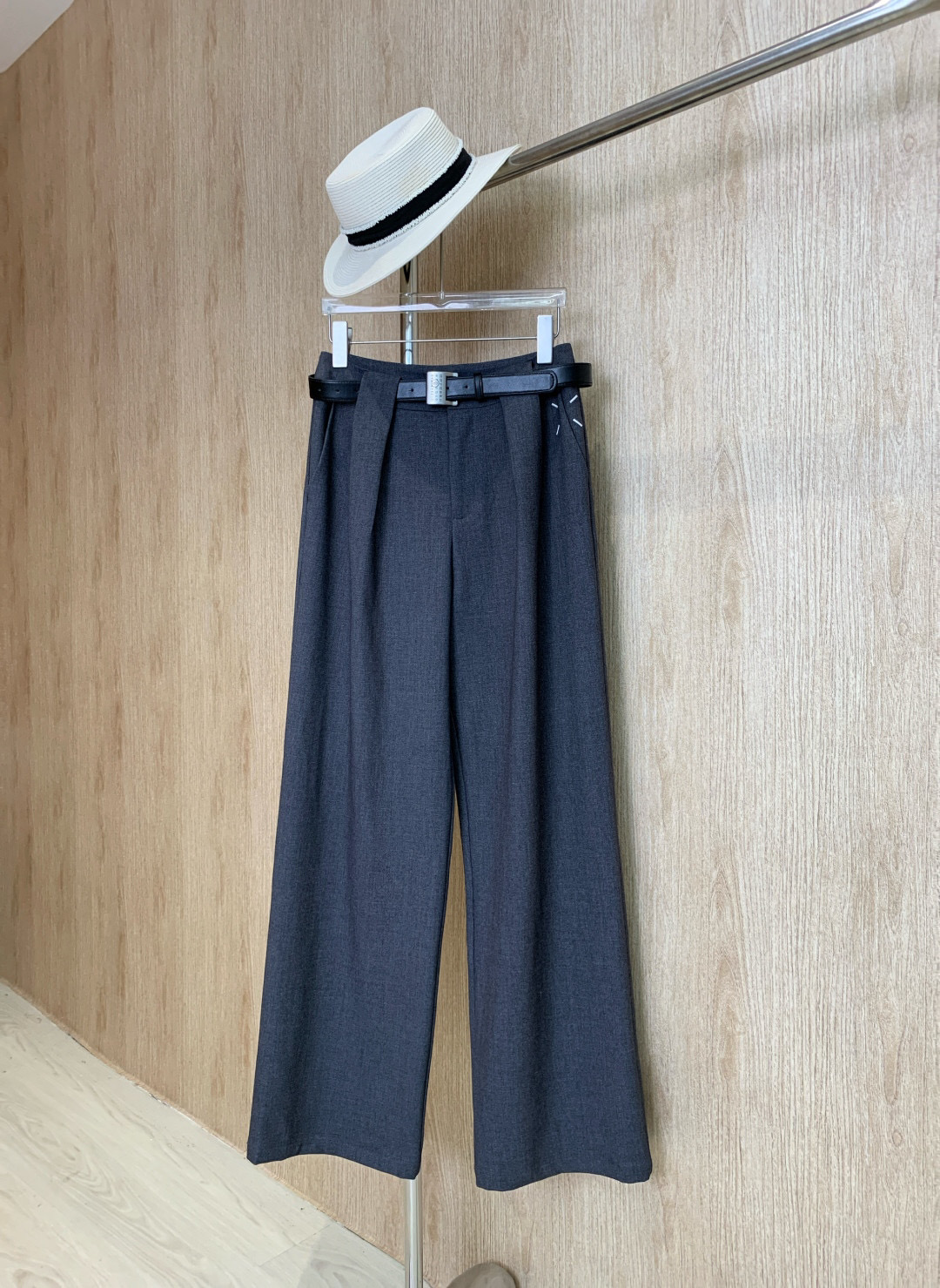 “High-Quality MM6 Leisure Pants for Women 2025: Black Gray, Custom Salad Lines, Visual, Sweat Fabric” - 图片 3