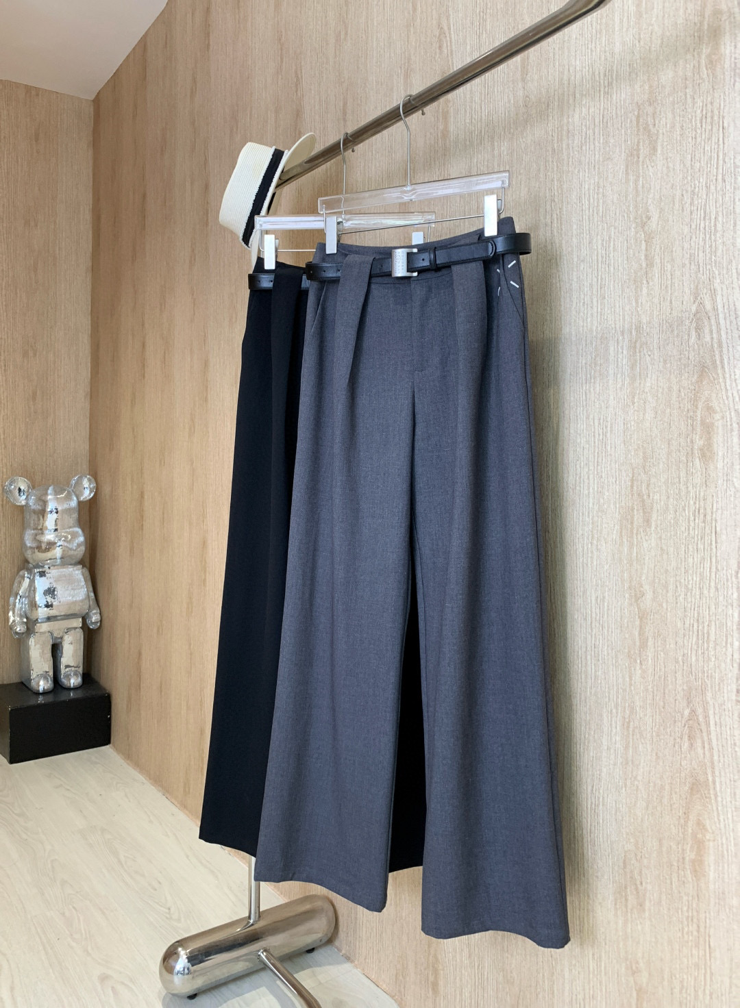 “High-Quality MM6 Leisure Pants for Women 2025: Black Gray, Custom Salad Lines, Visual, Sweat Fabric” - 图片 1