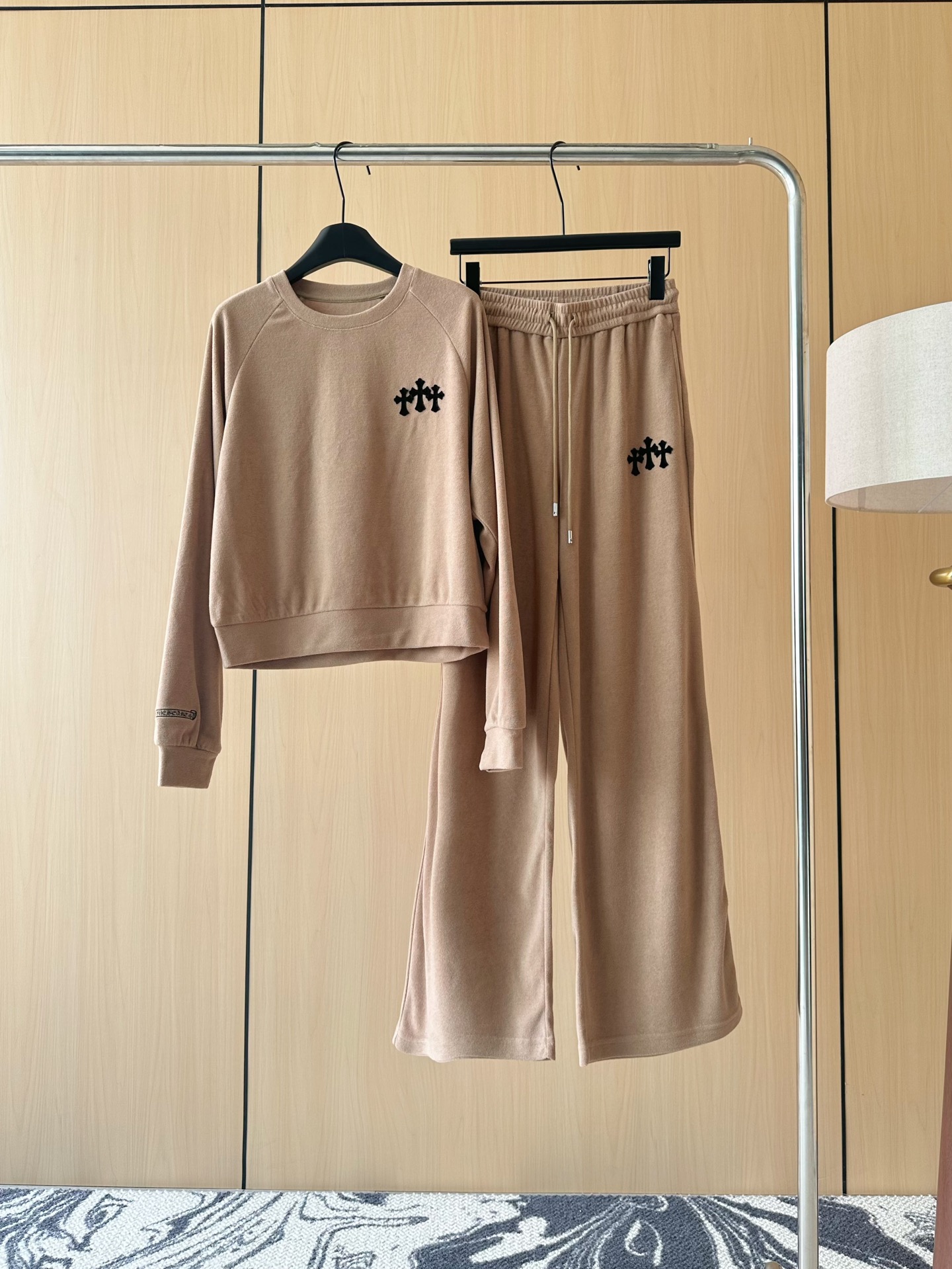 🛒𝐍𝐄𝐖 · 𝟐𝟎𝟐5/爆款现货原单品质  设计师原创｜25早秋新品套装！高端定制圆领卫衣，搭配松紧腰长