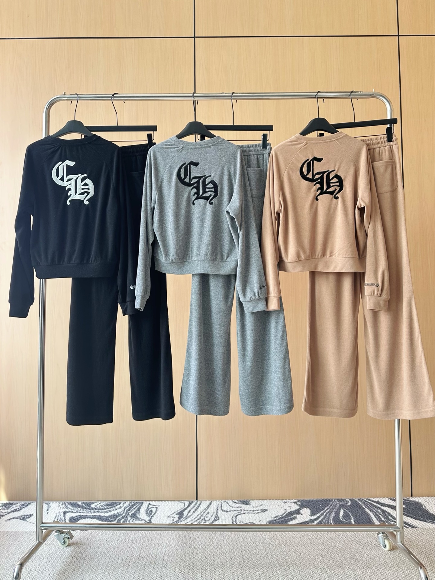 🛒𝐍𝐄𝐖 · 𝟐𝟎𝟐5/爆款现货原单品质  设计师原创｜25早秋新品套装！高端定制圆领卫衣，搭配松紧腰长