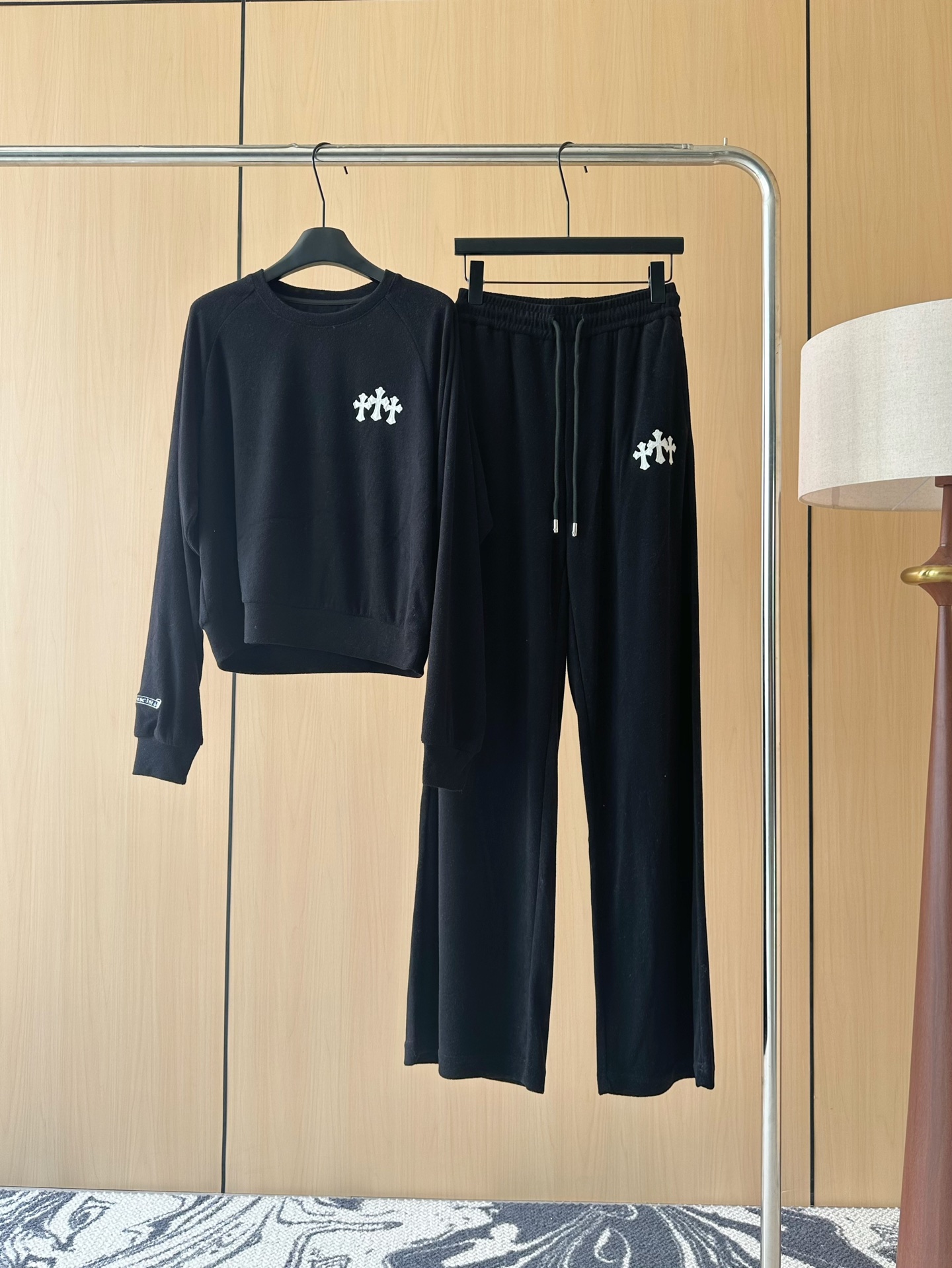 🛒𝐍𝐄𝐖 · 𝟐𝟎𝟐5/爆款现货原单品质  设计师原创｜25早秋新品套装！高端定制圆领卫衣，搭配松紧腰长