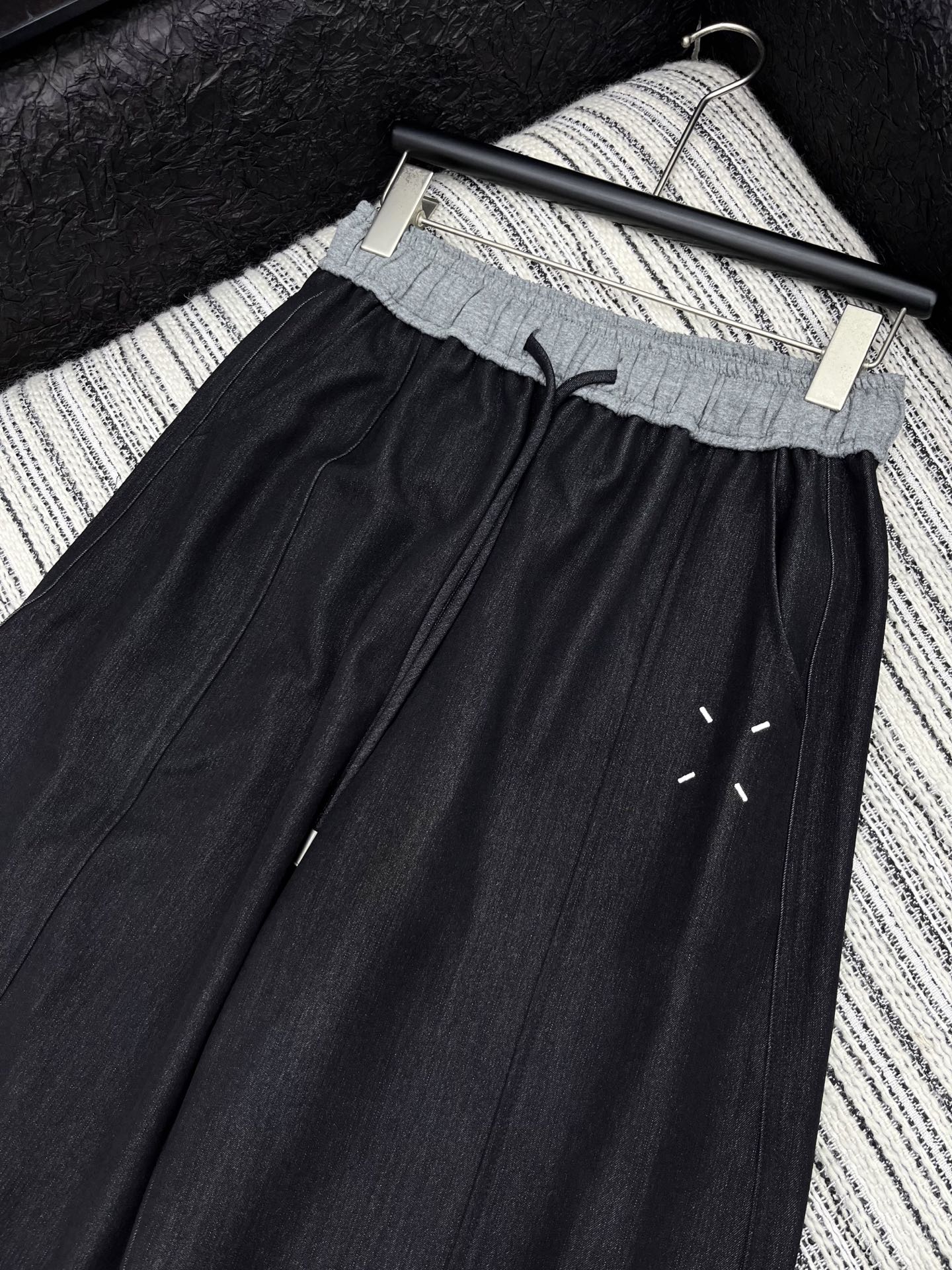 2025 New Female Suit: Single-Rate Sickle Style with Tailor-Made Embroidery - 图片 2