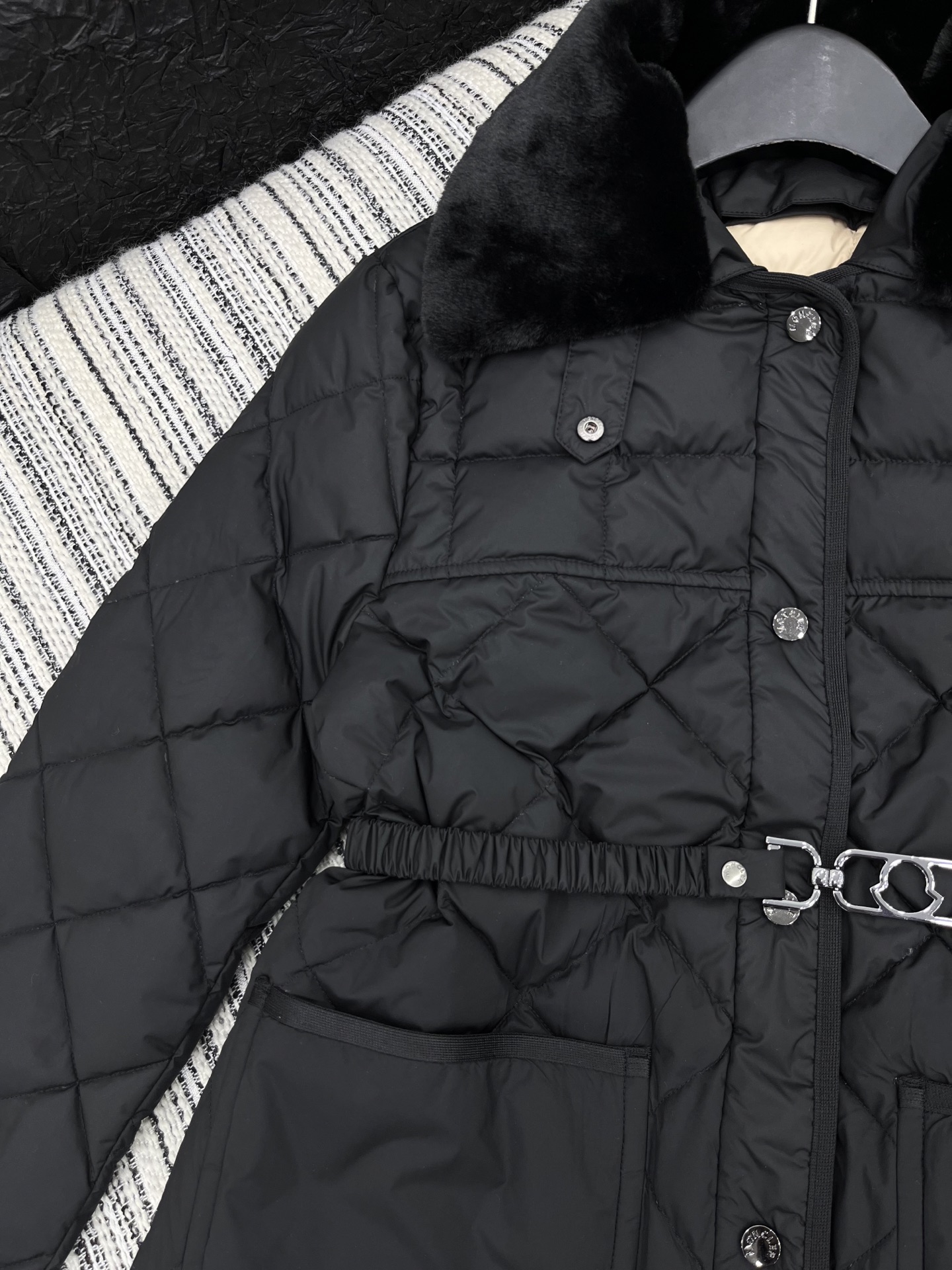 🛒𝐍𝐄𝐖 · 𝟐𝟎𝟐5/爆款现货

原单品质   Mon*｜25秋冬新品【配腰带】
代购爆款本季最好看的