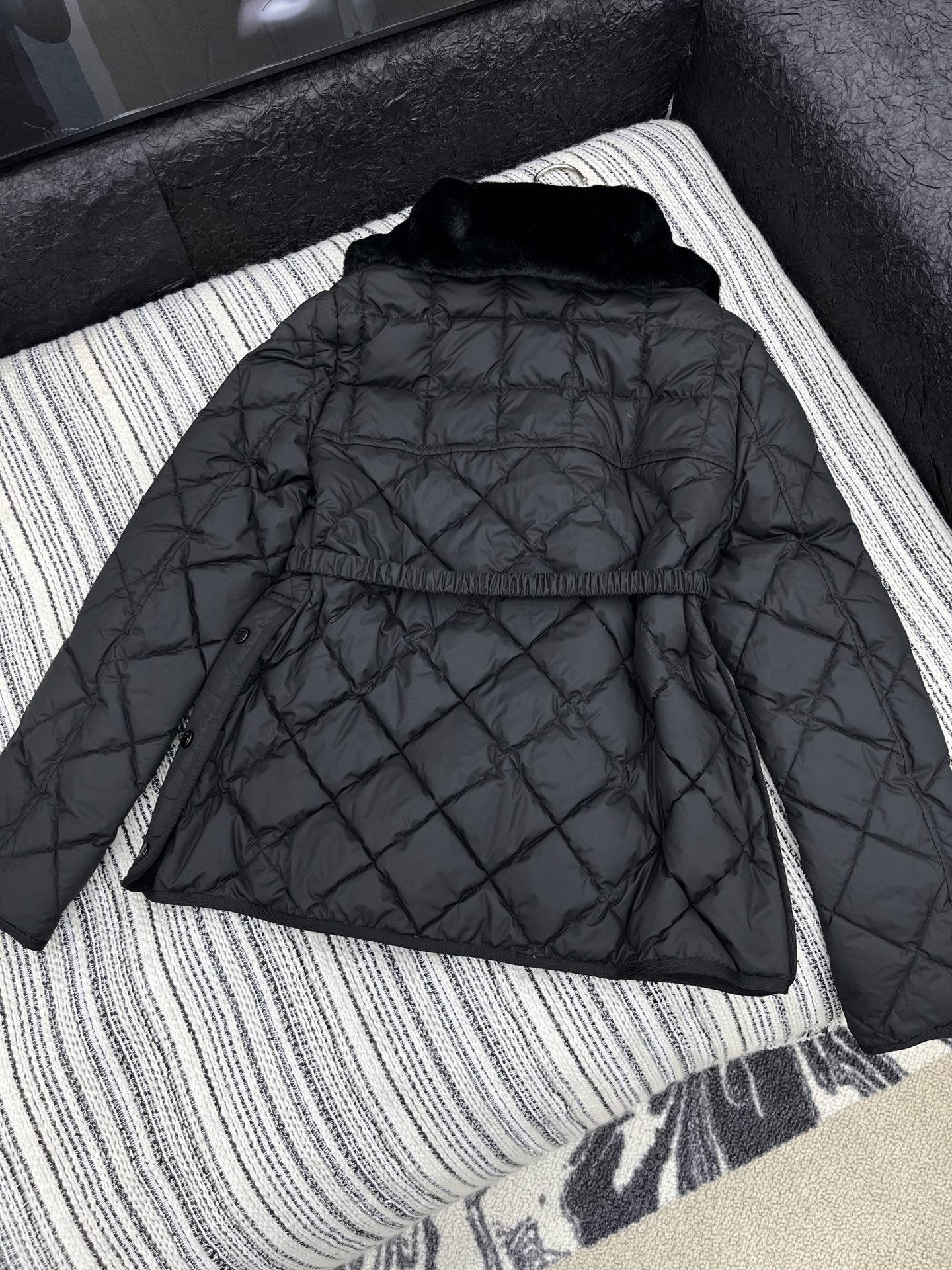🛒𝐍𝐄𝐖 · 𝟐𝟎𝟐5/爆款现货

原单品质   Mon*｜25秋冬新品【配腰带】
代购爆款本季最好看的
