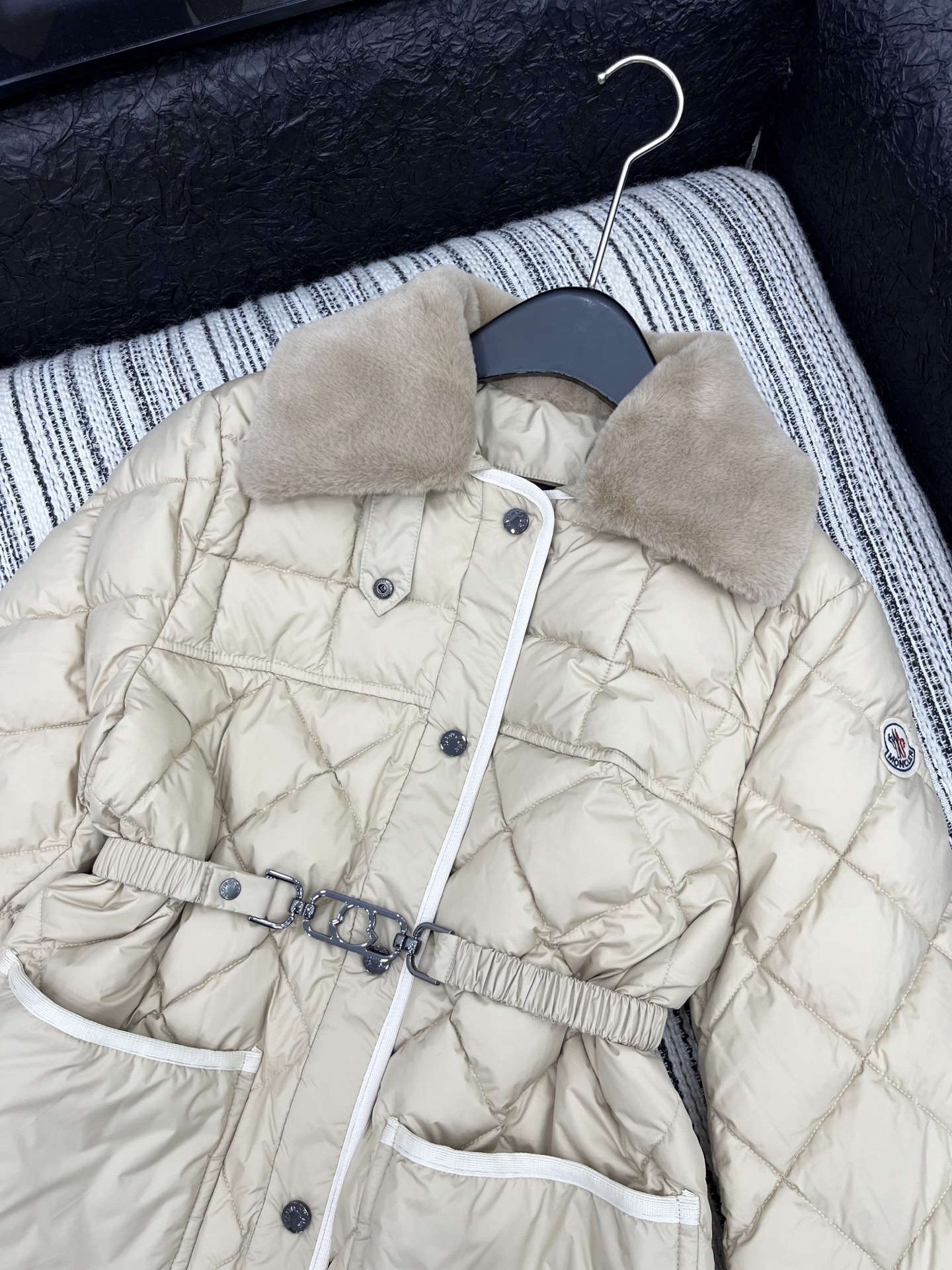 🛒𝐍𝐄𝐖 · 𝟐𝟎𝟐5/爆款现货

原单品质   Mon*｜25秋冬新品【配腰带】
代购爆款本季最好看的