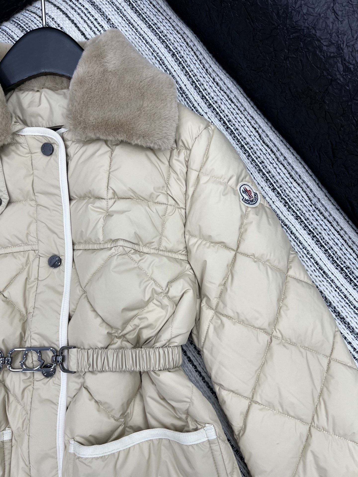 🛒𝐍𝐄𝐖 · 𝟐𝟎𝟐5/爆款现货

原单品质   Mon*｜25秋冬新品【配腰带】
代购爆款本季最好看的
