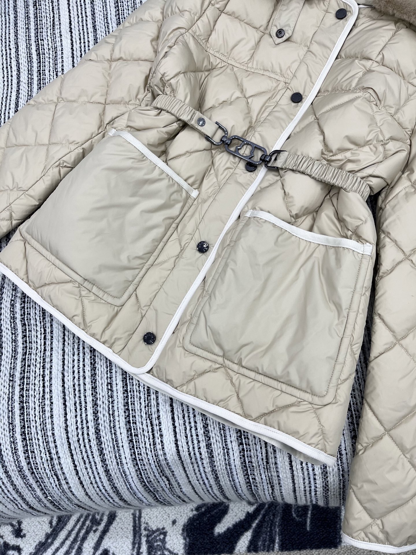 🛒𝐍𝐄𝐖 · 𝟐𝟎𝟐5/爆款现货

原单品质   Mon*｜25秋冬新品【配腰带】
代购爆款本季最好看的