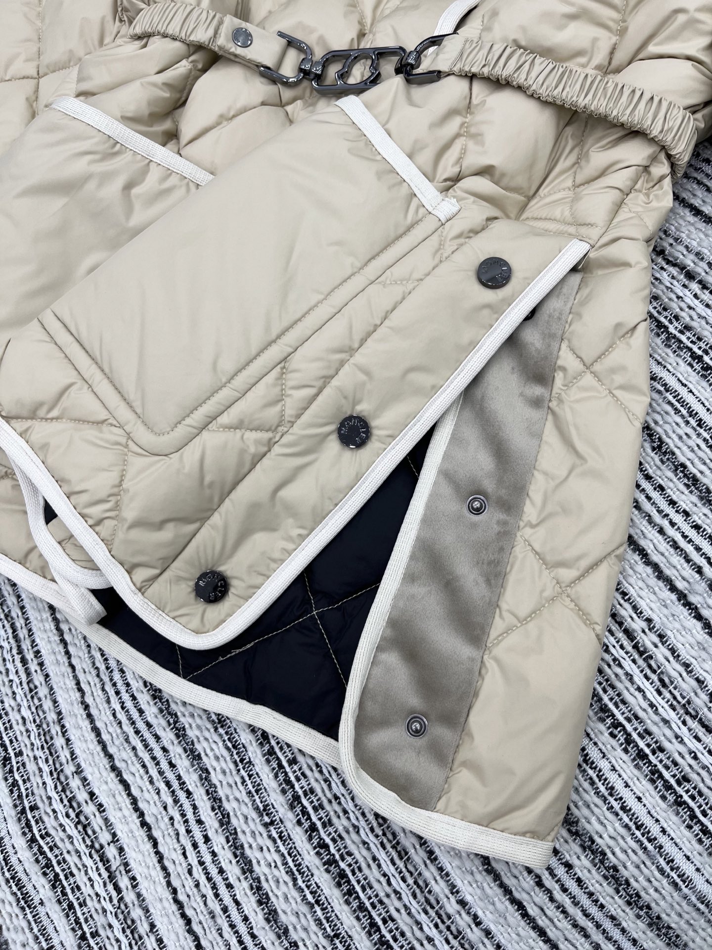 🛒𝐍𝐄𝐖 · 𝟐𝟎𝟐5/爆款现货

原单品质   Mon*｜25秋冬新品【配腰带】
代购爆款本季最好看的