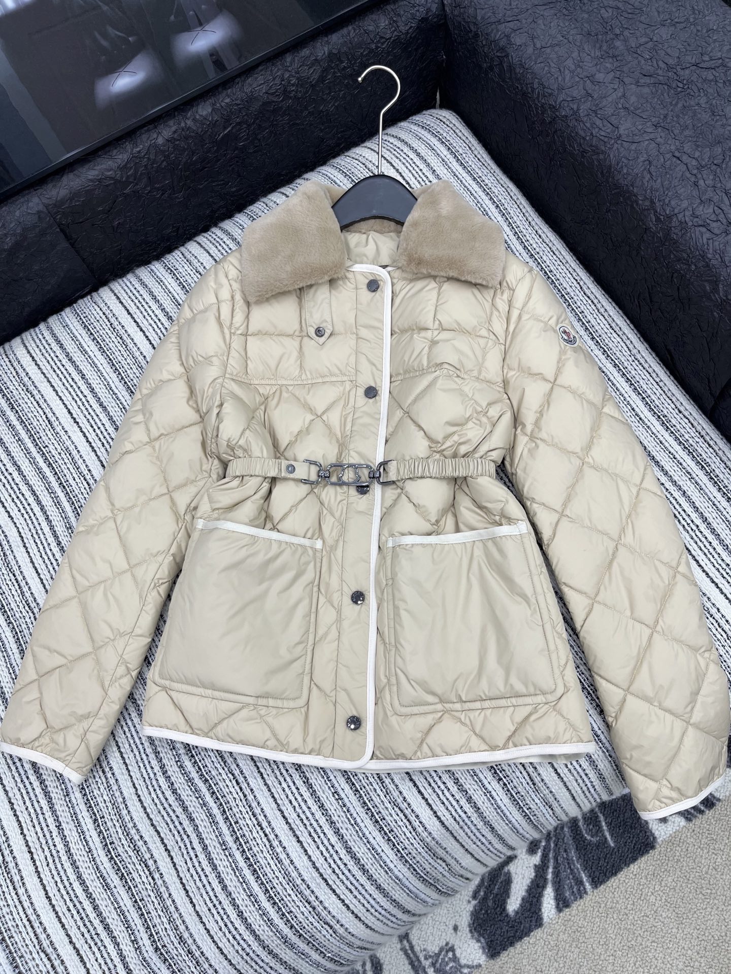 🛒𝐍𝐄𝐖 · 𝟐𝟎𝟐5/爆款现货

原单品质   Mon*｜25秋冬新品【配腰带】
代购爆款本季最好看的