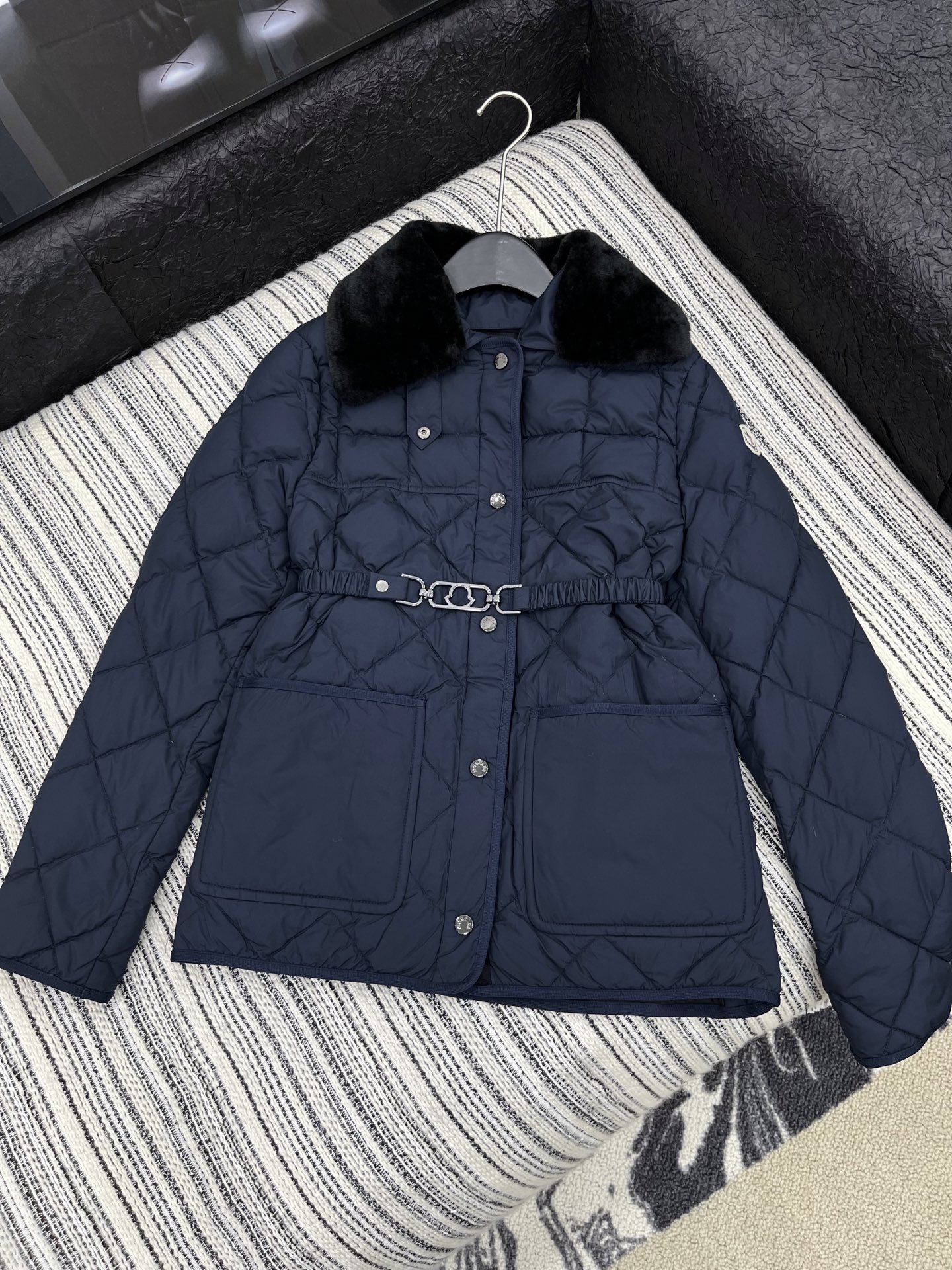 🛒𝐍𝐄𝐖 · 𝟐𝟎𝟐5/爆款现货

原单品质   Mon*｜25秋冬新品【配腰带】
代购爆款本季最好看的
