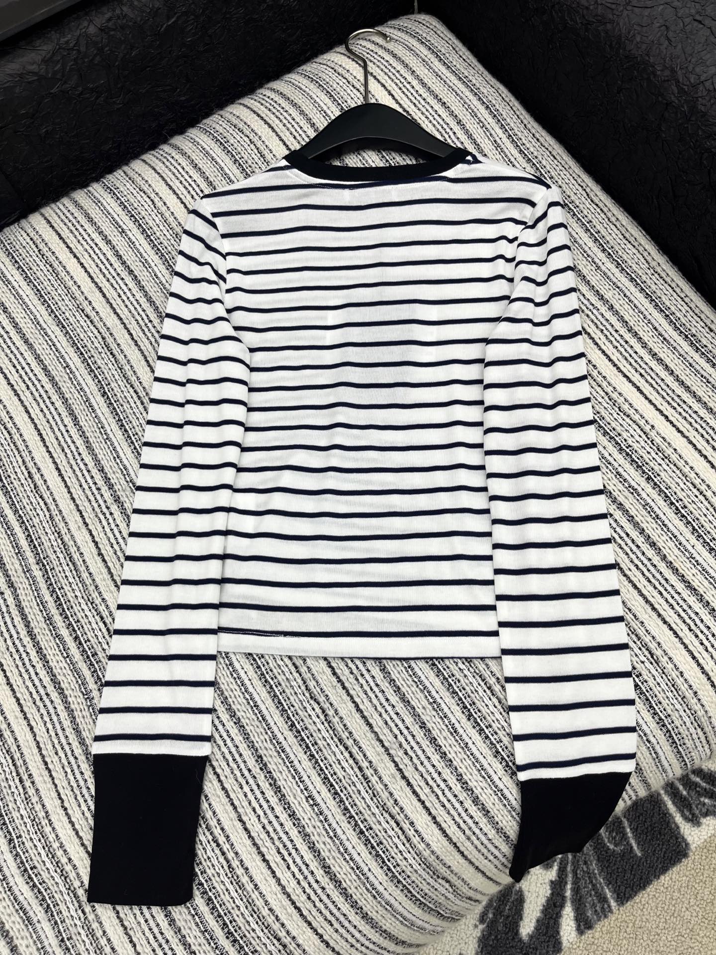 “2025 Prada Single-Rate Female Suit with Packaging: New Chromosomal Round Design and Twilight Stripes” - 图片 7