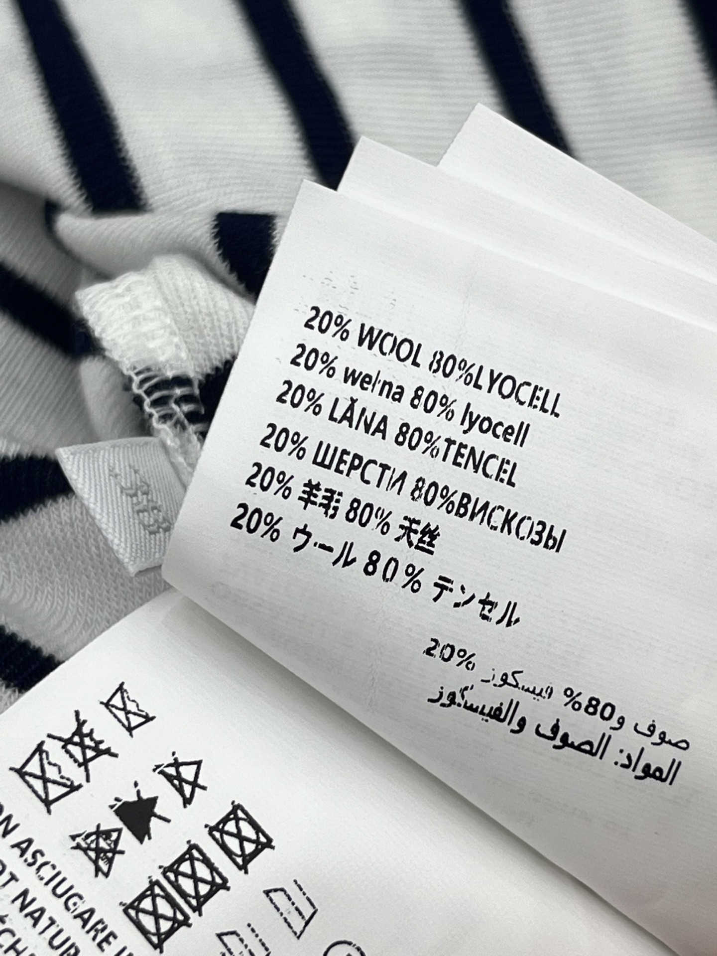 “2025 Prada Single-Rate Female Suit with Packaging: New Chromosomal Round Design and Twilight Stripes” - 图片 8