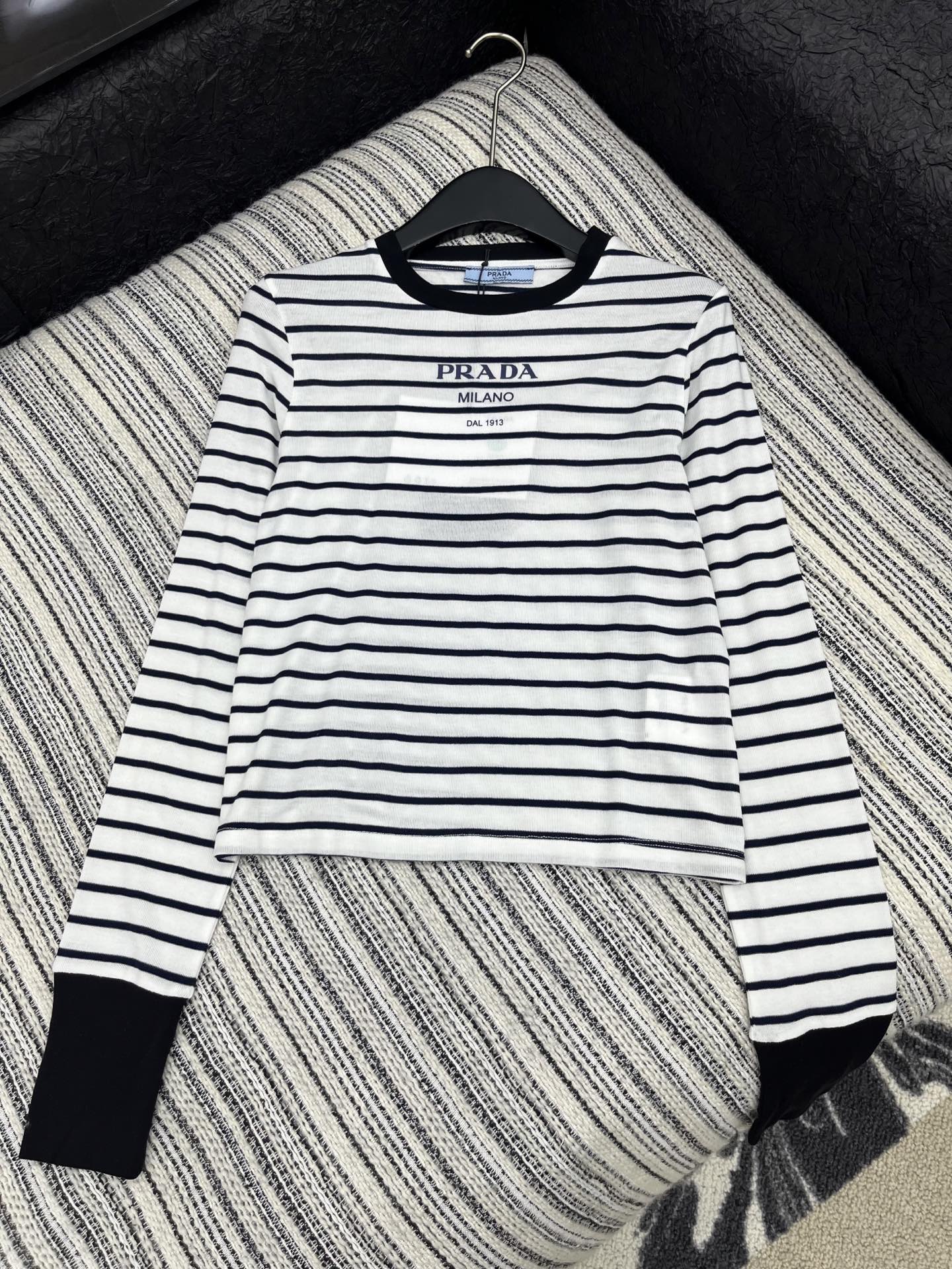 “2025 Prada Single-Rate Female Suit with Packaging: New Chromosomal Round Design and Twilight Stripes” - 图片 1