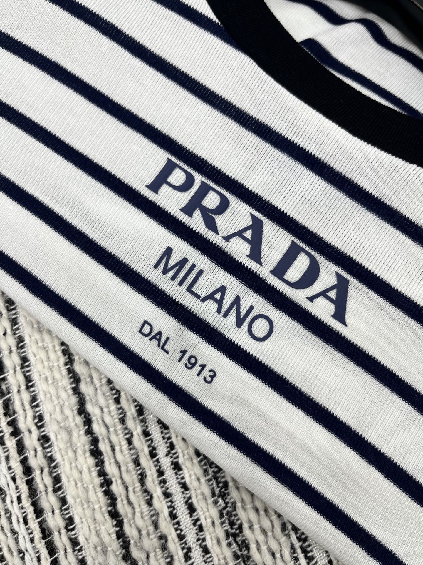 “2025 Prada Single-Rate Female Suit with Packaging: New Chromosomal Round Design and Twilight Stripes” - 图片 6