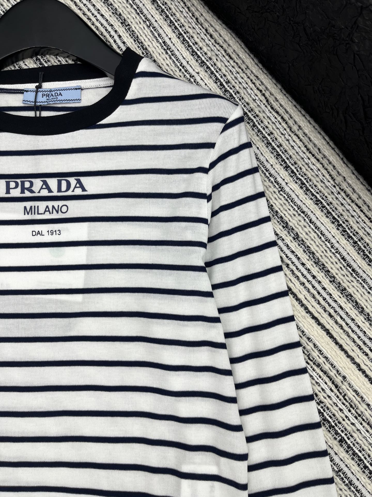 “2025 Prada Single-Rate Female Suit with Packaging: New Chromosomal Round Design and Twilight Stripes” - 图片 3