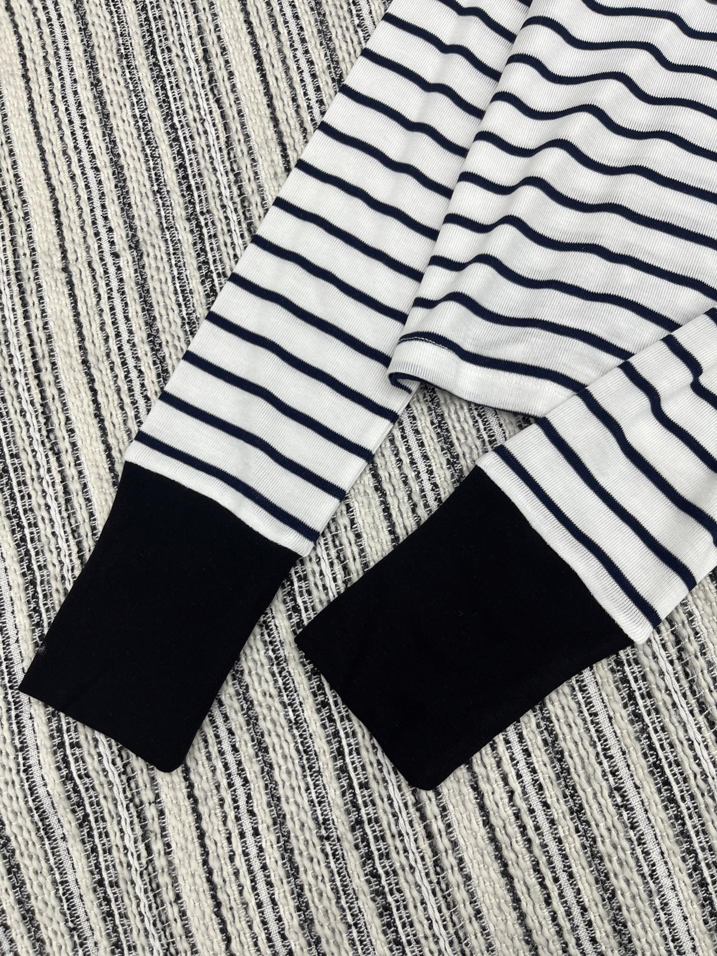 “2025 Prada Single-Rate Female Suit with Packaging: New Chromosomal Round Design and Twilight Stripes” - 图片 5