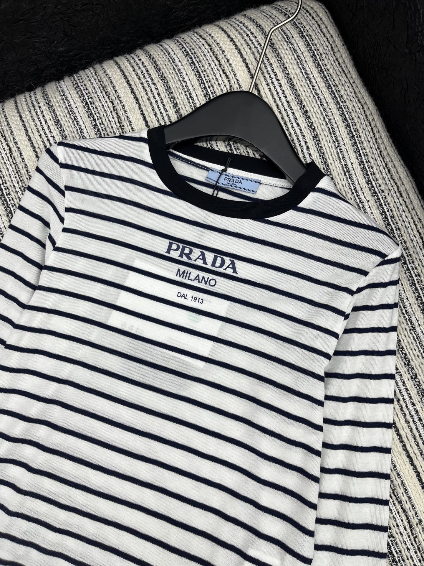 “2025 Prada Single-Rate Female Suit with Packaging: New Chromosomal Round Design and Twilight Stripes” - 图片 2