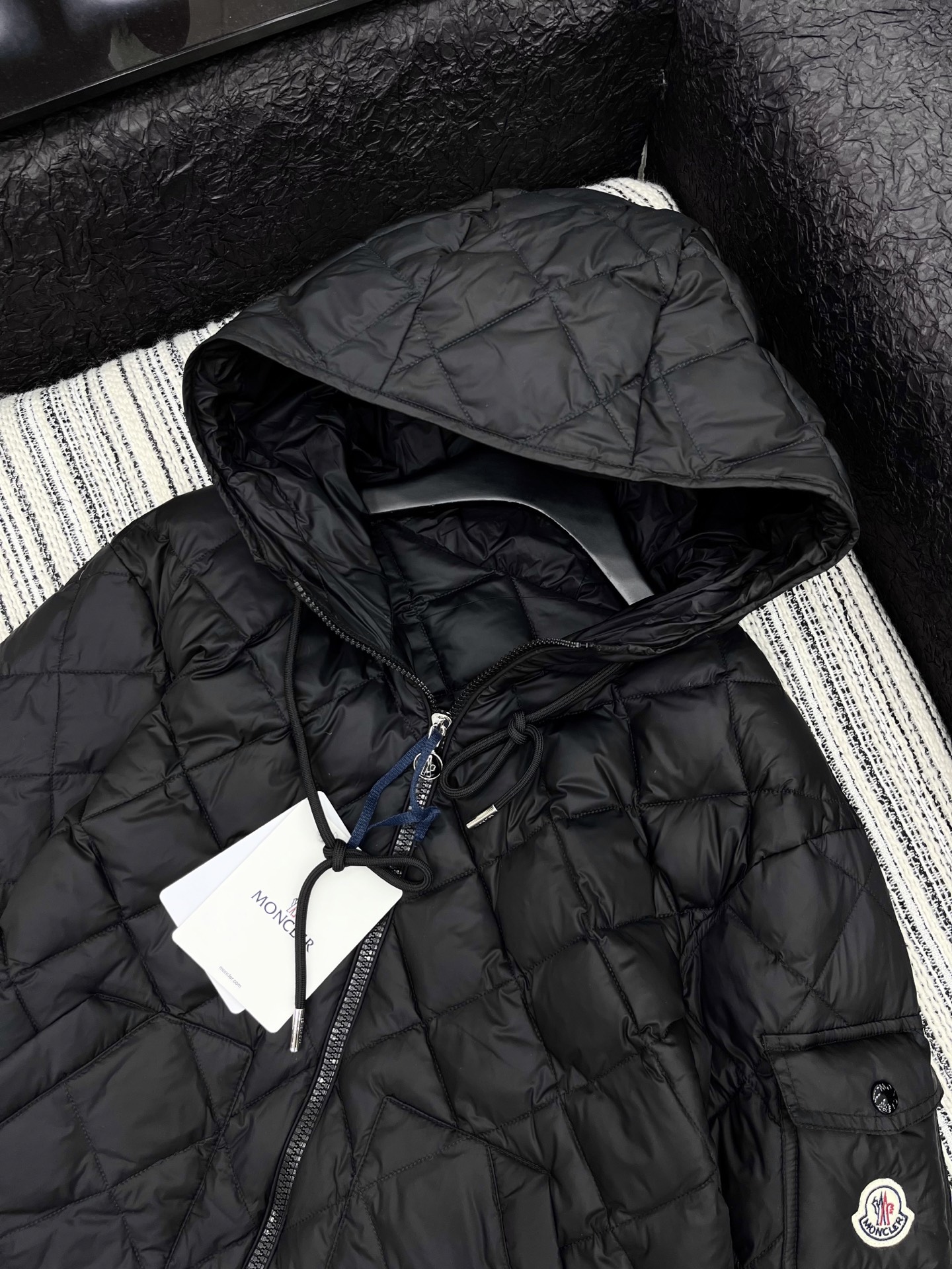 🛒𝐍𝐄𝐖 · 𝟐𝟎𝟐5/爆款现货

原单品质 Monc*｜25秋冬菱格90绒羽绒服外套
前短后长不规则设