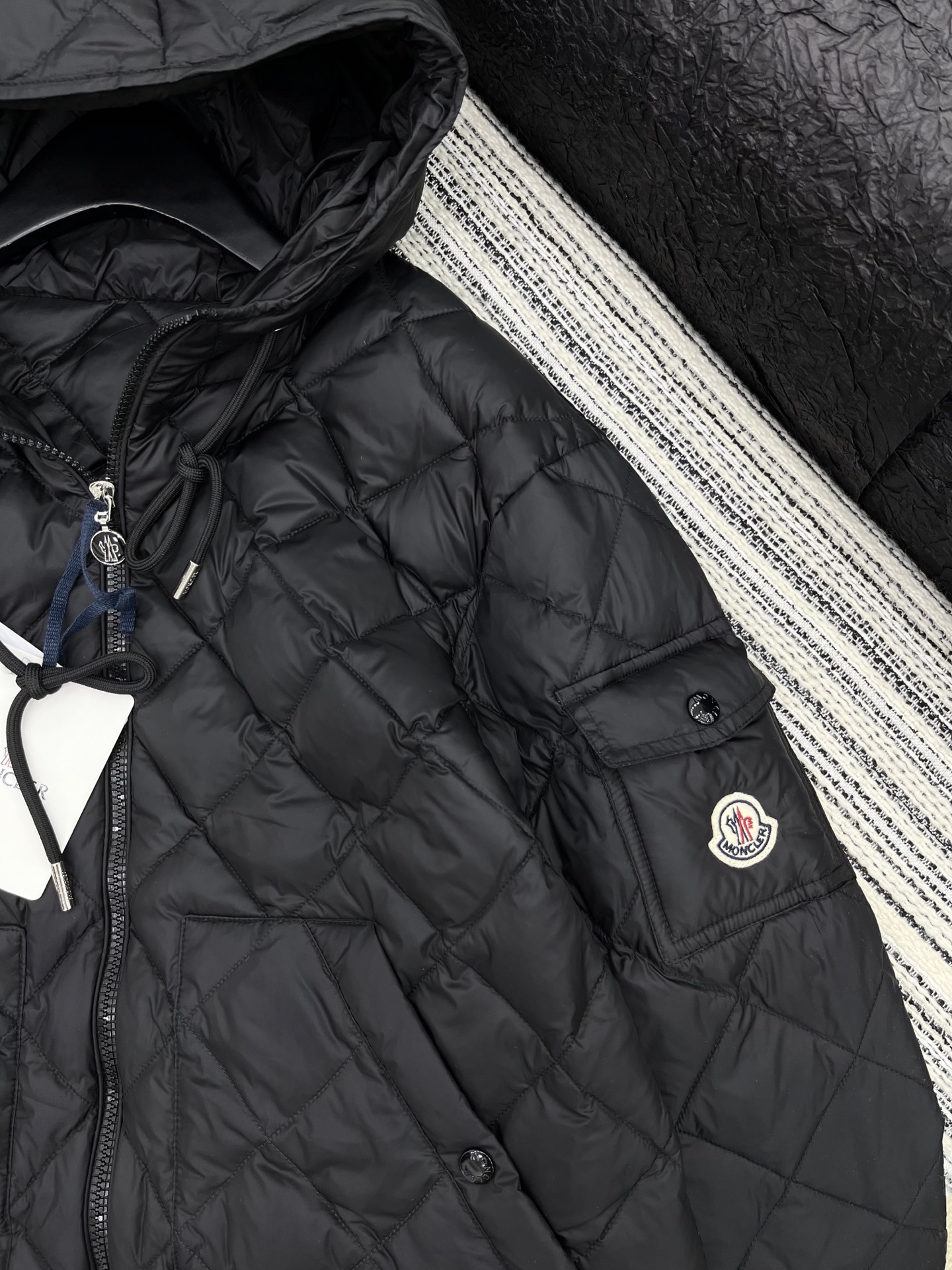 🛒𝐍𝐄𝐖 · 𝟐𝟎𝟐5/爆款现货

原单品质 Monc*｜25秋冬菱格90绒羽绒服外套
前短后长不规则设
