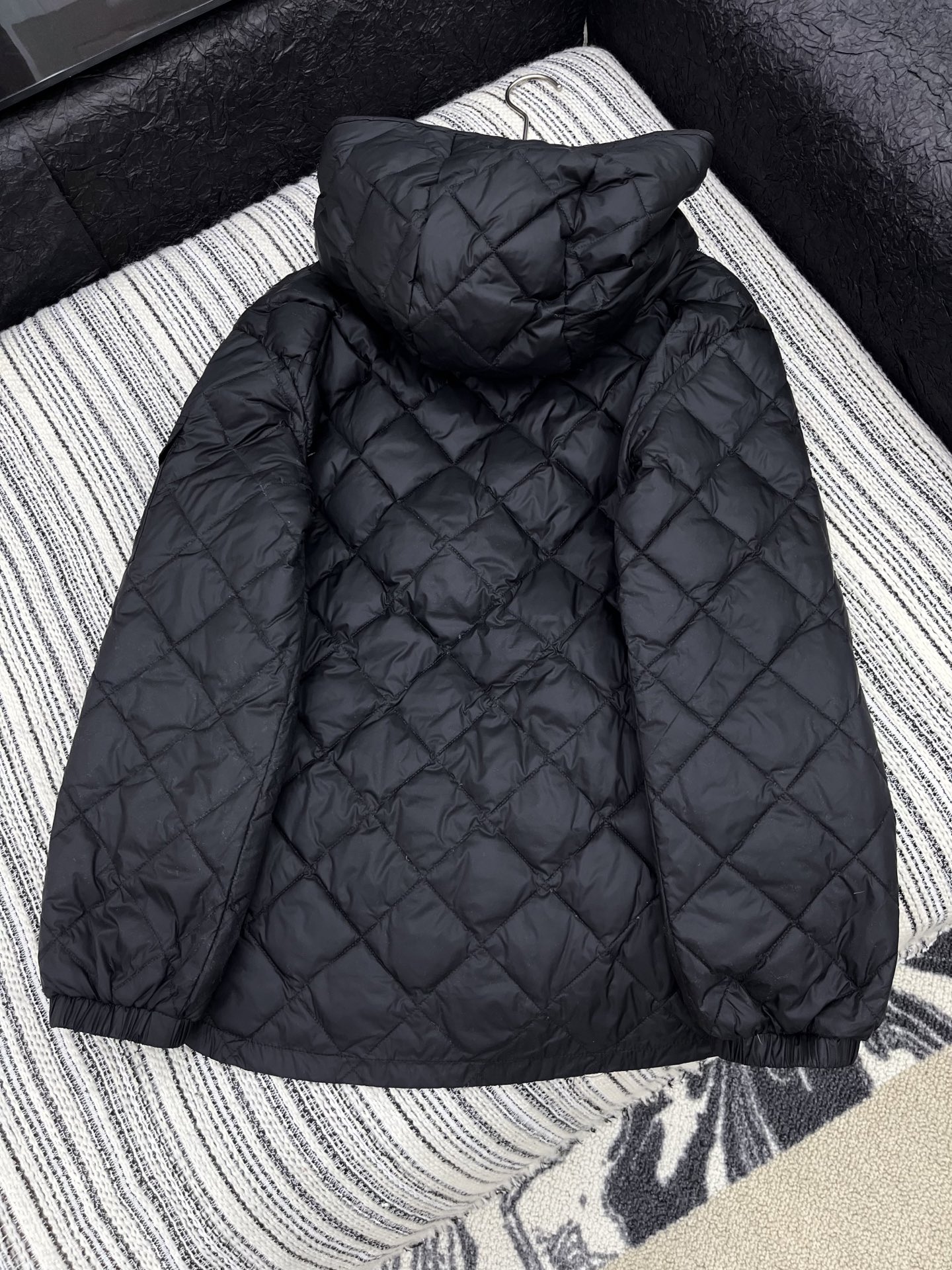 🛒𝐍𝐄𝐖 · 𝟐𝟎𝟐5/爆款现货

原单品质 Monc*｜25秋冬菱格90绒羽绒服外套
前短后长不规则设