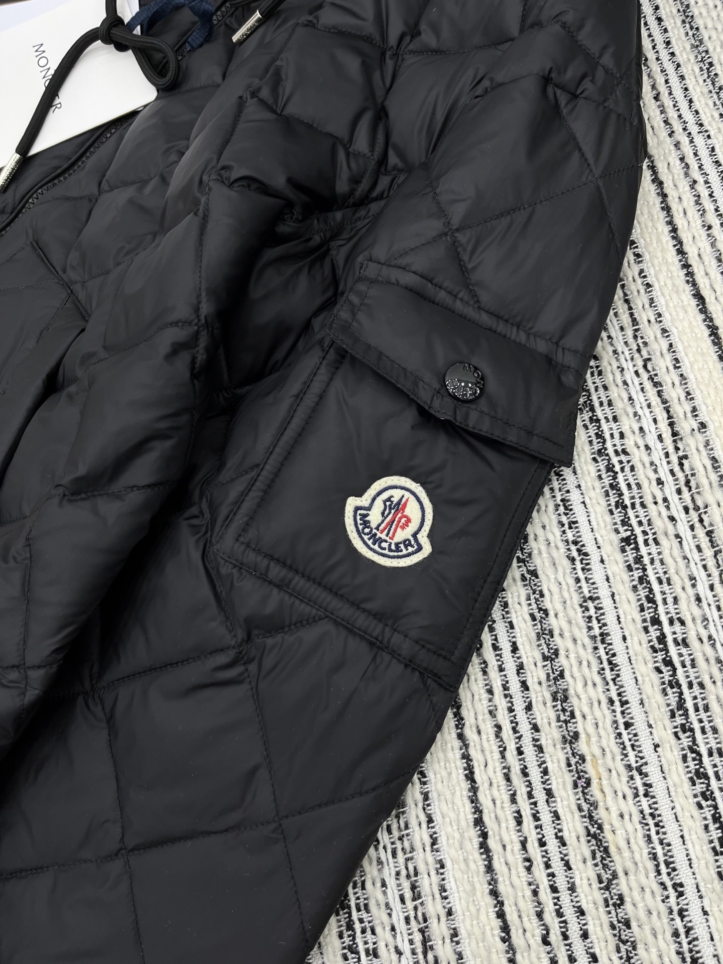 🛒𝐍𝐄𝐖 · 𝟐𝟎𝟐5/爆款现货

原单品质 Monc*｜25秋冬菱格90绒羽绒服外套
前短后长不规则设