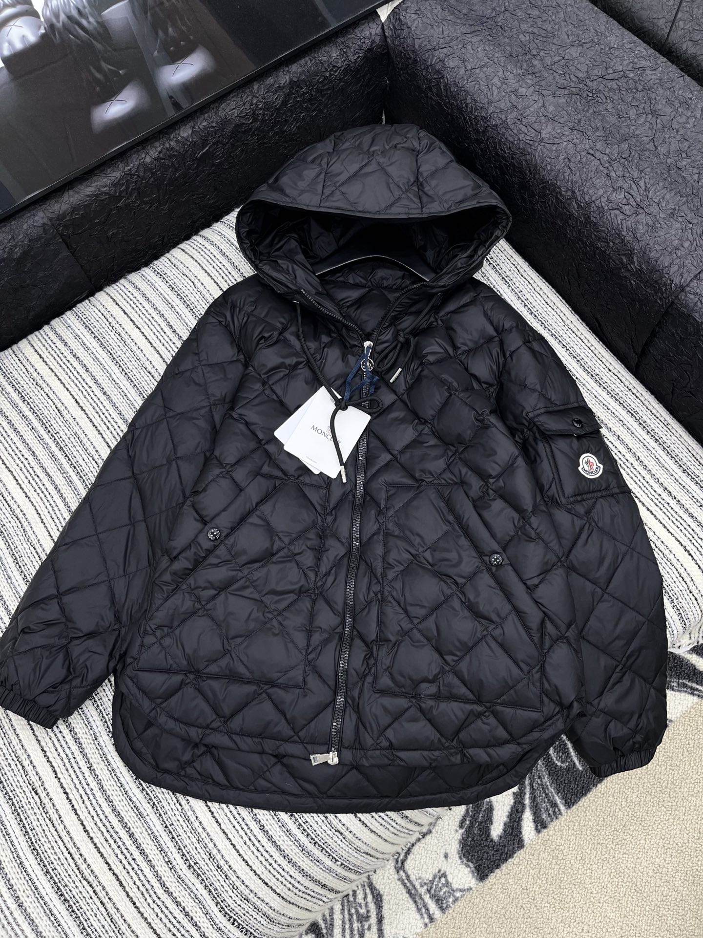 🛒𝐍𝐄𝐖 · 𝟐𝟎𝟐5/爆款现货

原单品质 Monc*｜25秋冬菱格90绒羽绒服外套
前短后长不规则设