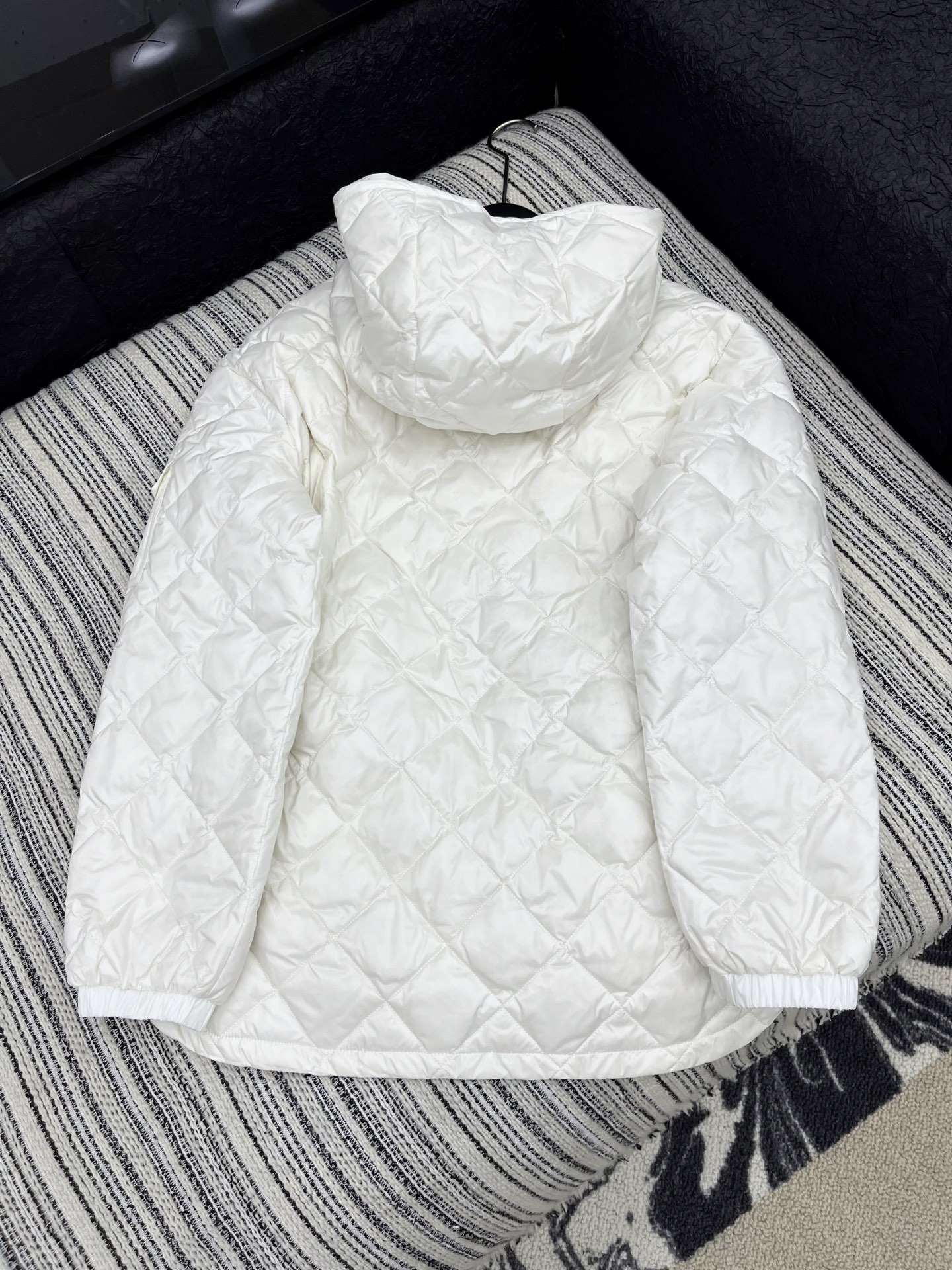 🛒𝐍𝐄𝐖 · 𝟐𝟎𝟐5/爆款现货

原单品质 Monc*｜25秋冬菱格90绒羽绒服外套
前短后长不规则设