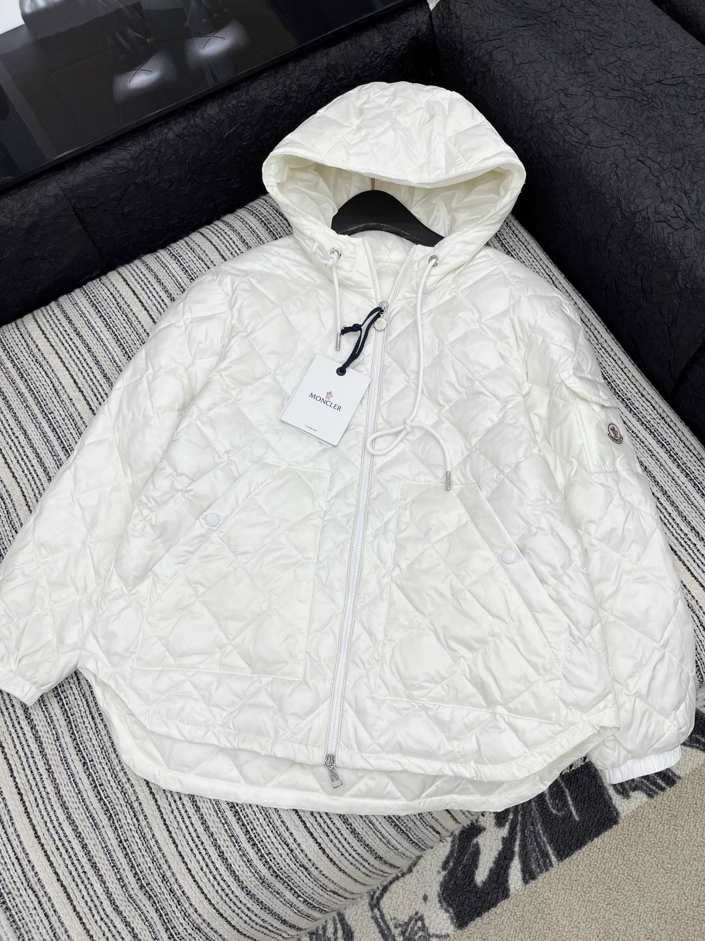 🛒𝐍𝐄𝐖 · 𝟐𝟎𝟐5/爆款现货

原单品质 Monc*｜25秋冬菱格90绒羽绒服外套
前短后长不规则设