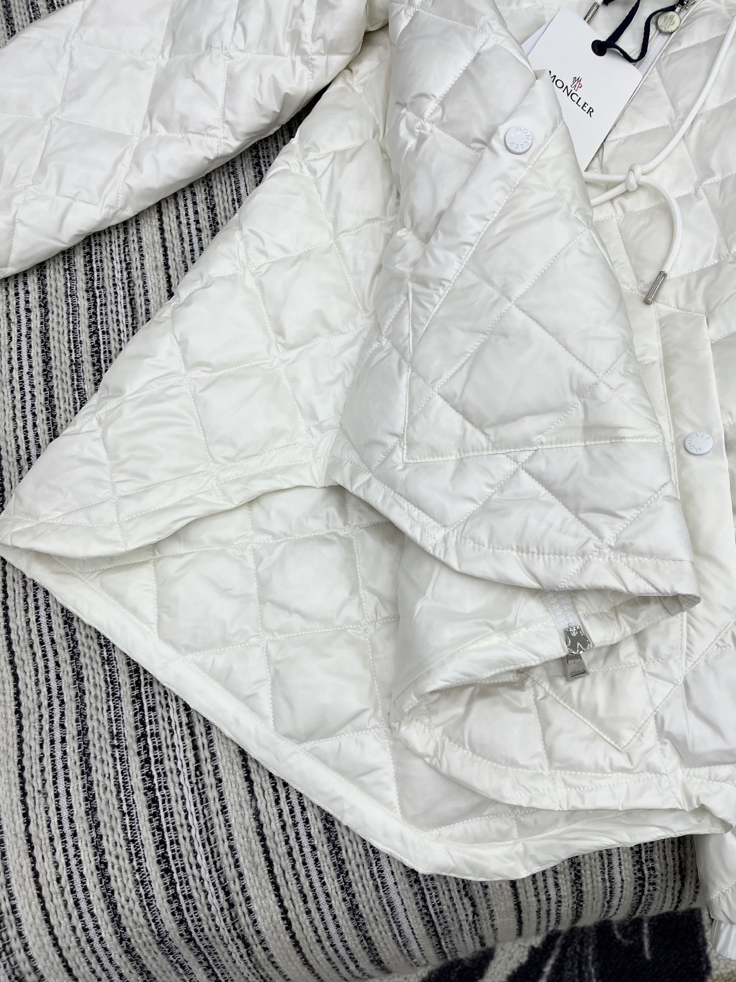 🛒𝐍𝐄𝐖 · 𝟐𝟎𝟐5/爆款现货

原单品质 Monc*｜25秋冬菱格90绒羽绒服外套
前短后长不规则设
