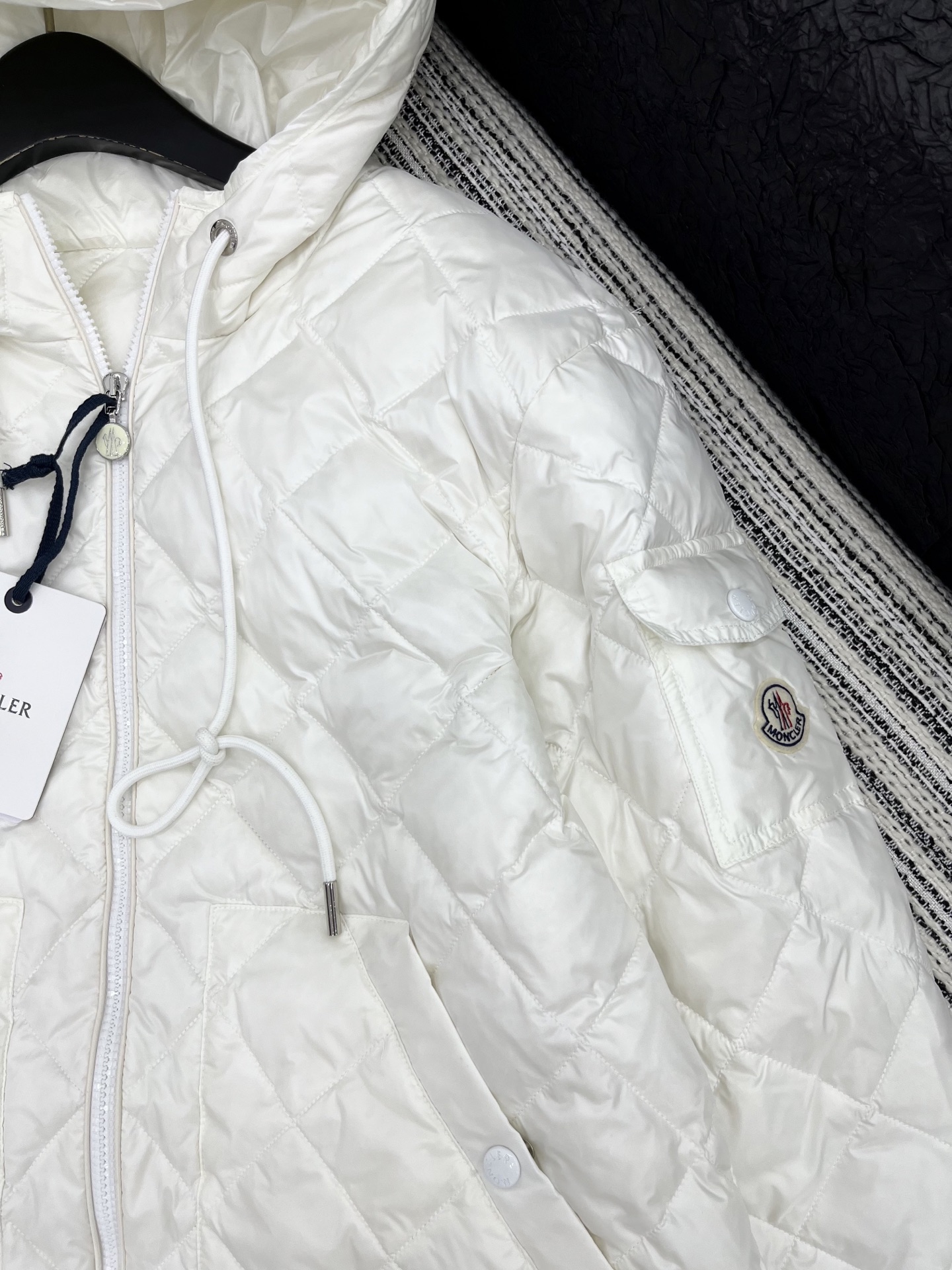 🛒𝐍𝐄𝐖 · 𝟐𝟎𝟐5/爆款现货

原单品质 Monc*｜25秋冬菱格90绒羽绒服外套
前短后长不规则设