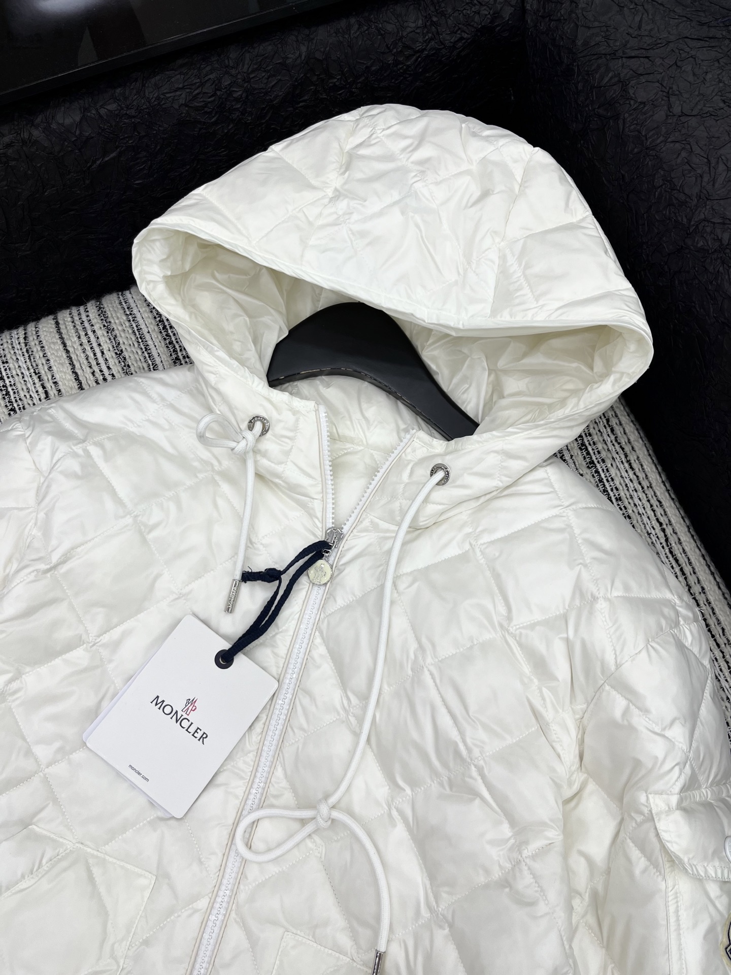 🛒𝐍𝐄𝐖 · 𝟐𝟎𝟐5/爆款现货

原单品质 Monc*｜25秋冬菱格90绒羽绒服外套
前短后长不规则设