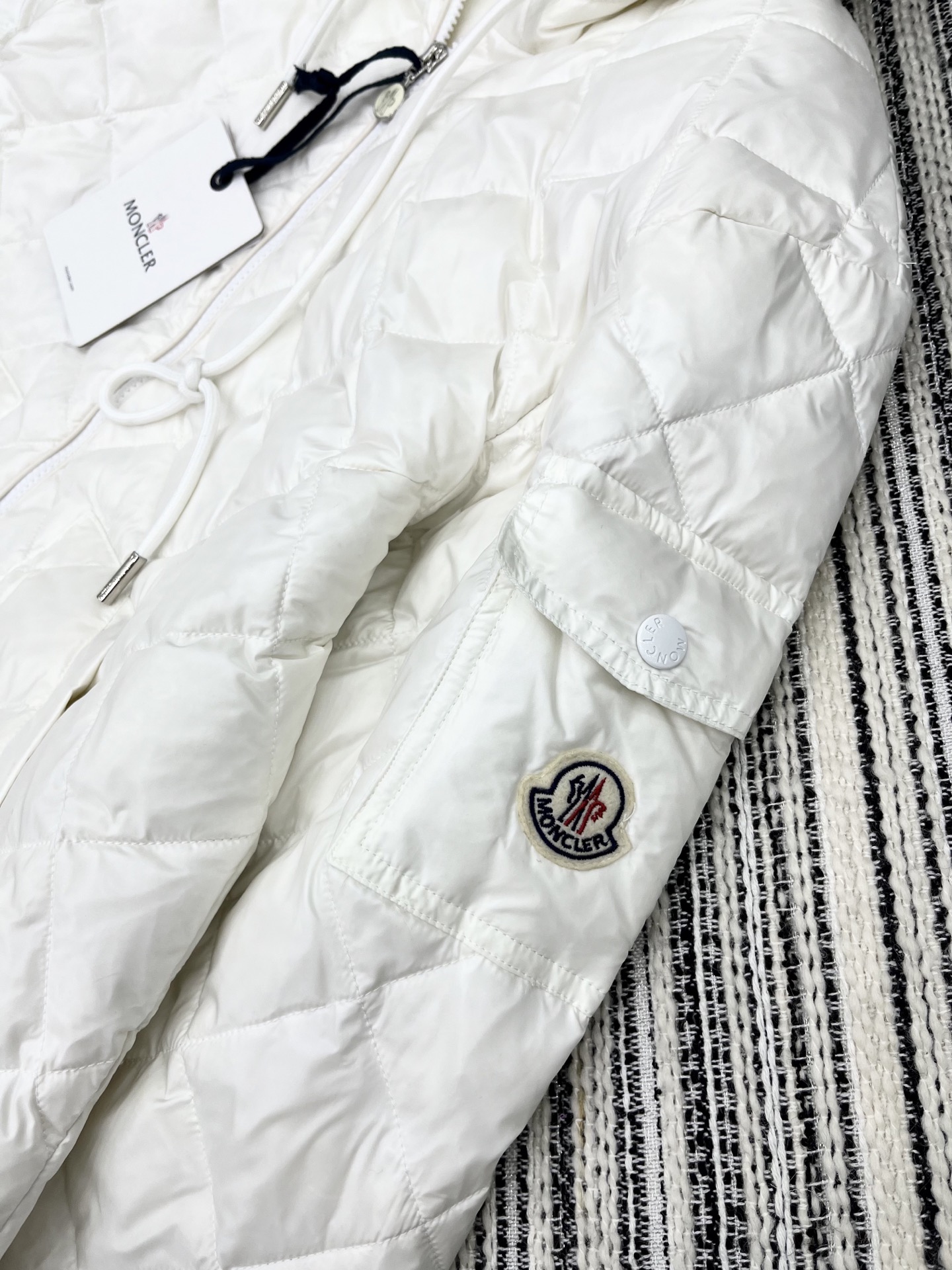 🛒𝐍𝐄𝐖 · 𝟐𝟎𝟐5/爆款现货

原单品质 Monc*｜25秋冬菱格90绒羽绒服外套
前短后长不规则设