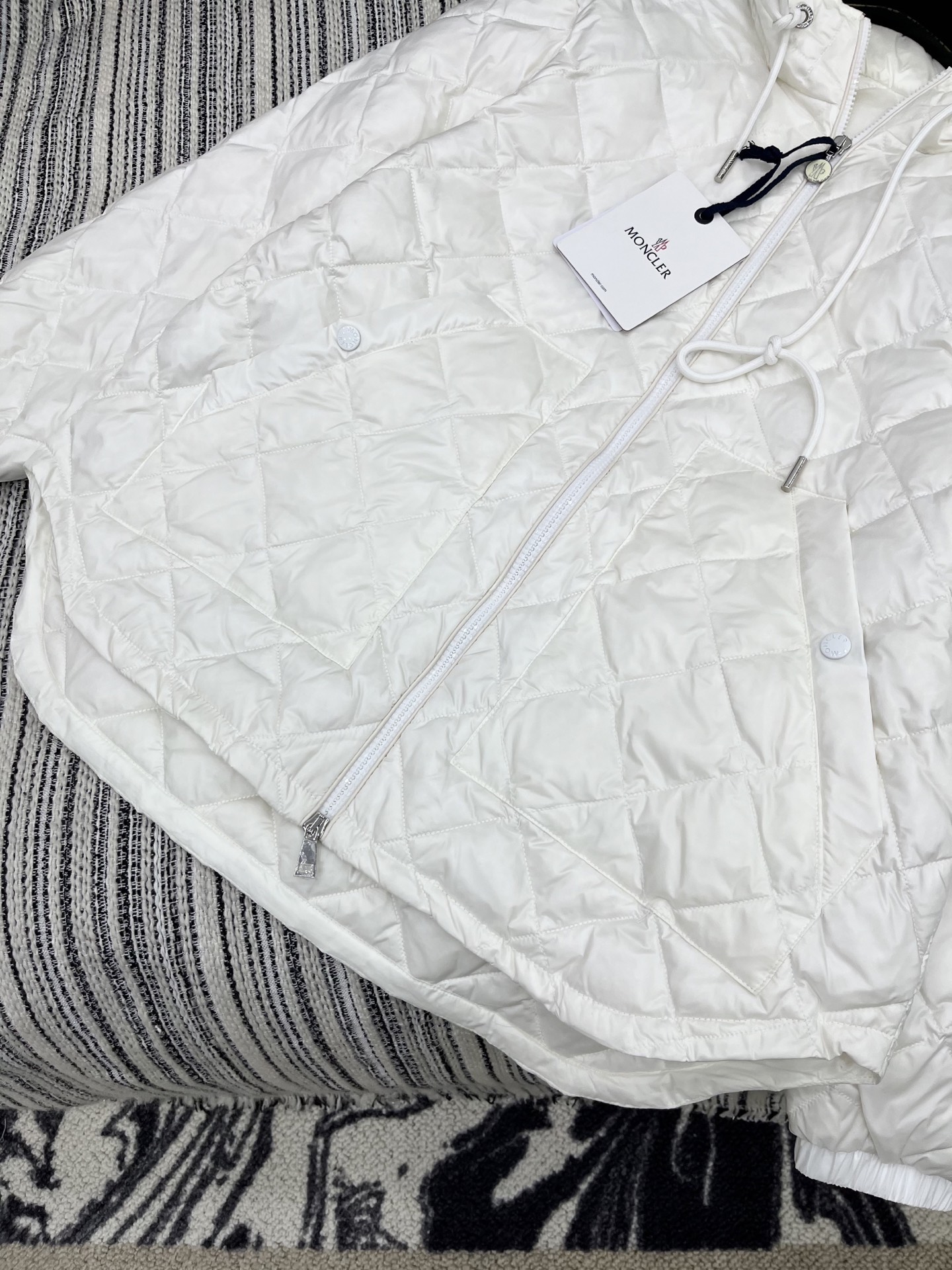 🛒𝐍𝐄𝐖 · 𝟐𝟎𝟐5/爆款现货

原单品质 Monc*｜25秋冬菱格90绒羽绒服外套
前短后长不规则设