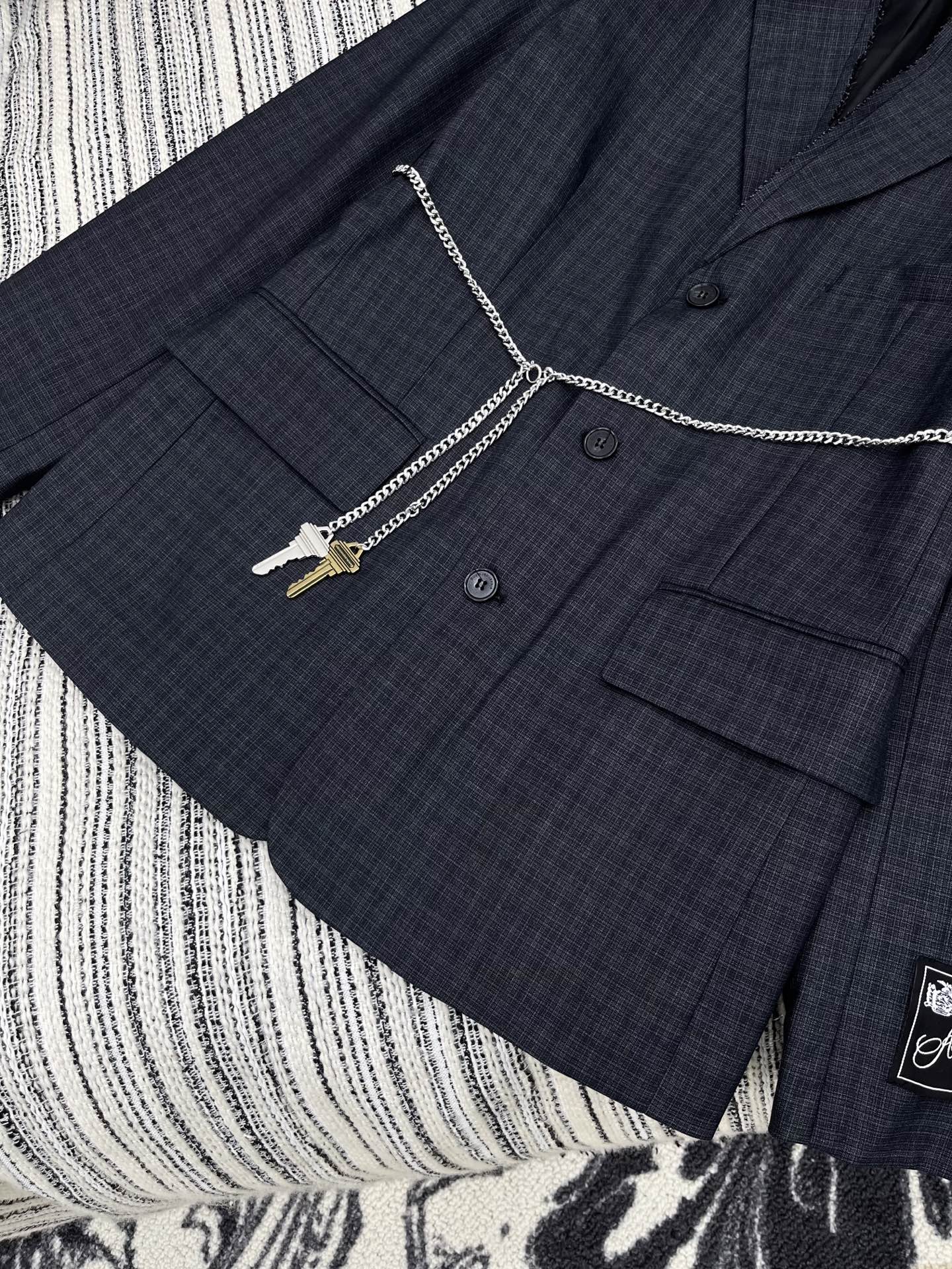 “2025 New Arrival Women’s Single-Breasted Suit with Classic Design and Modern Colors – Grid Pattern” - 图片 4
