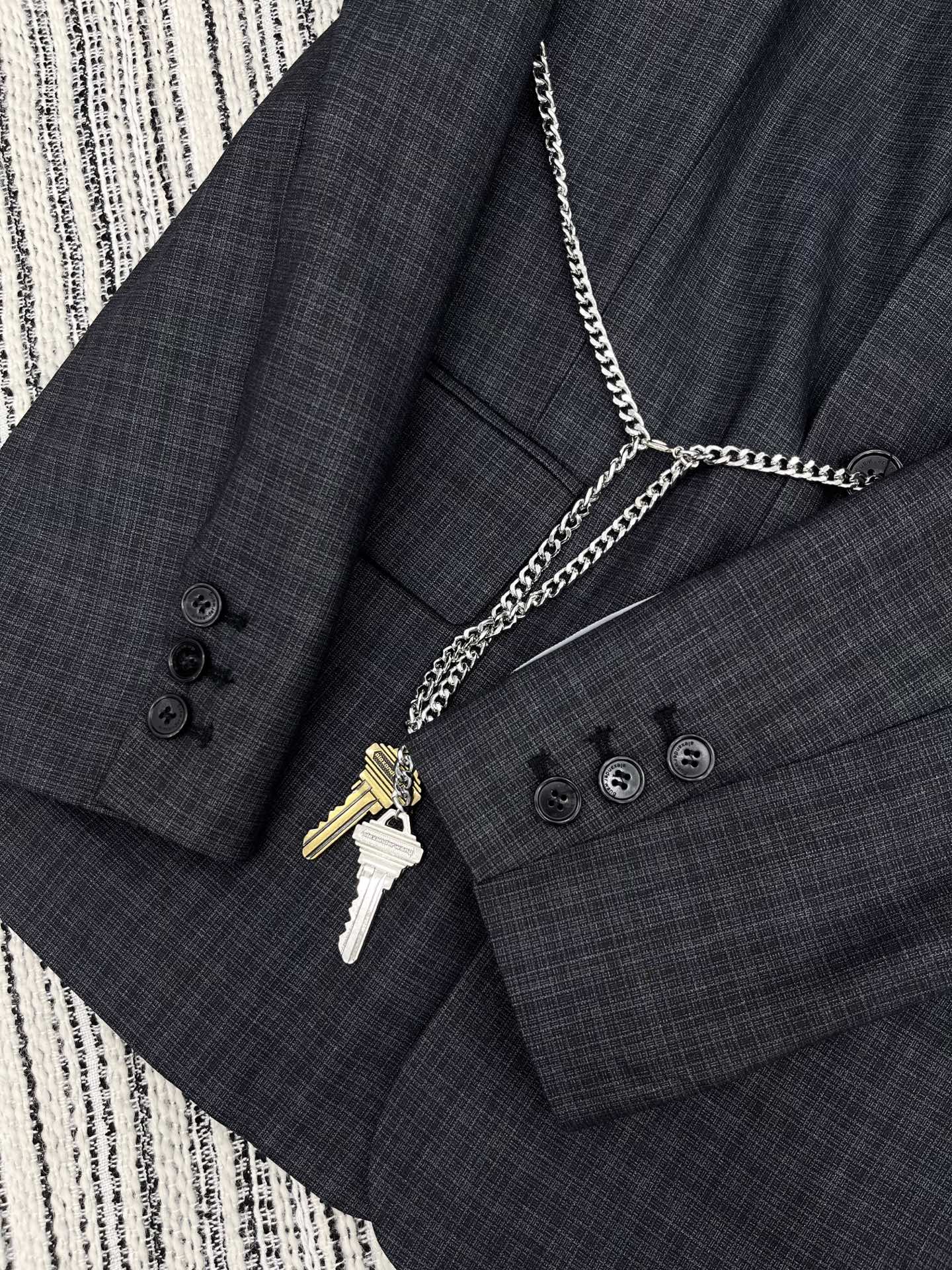 “2025 New Arrival Women’s Single-Breasted Suit with Classic Design and Modern Colors – Grid Pattern” - 图片 6