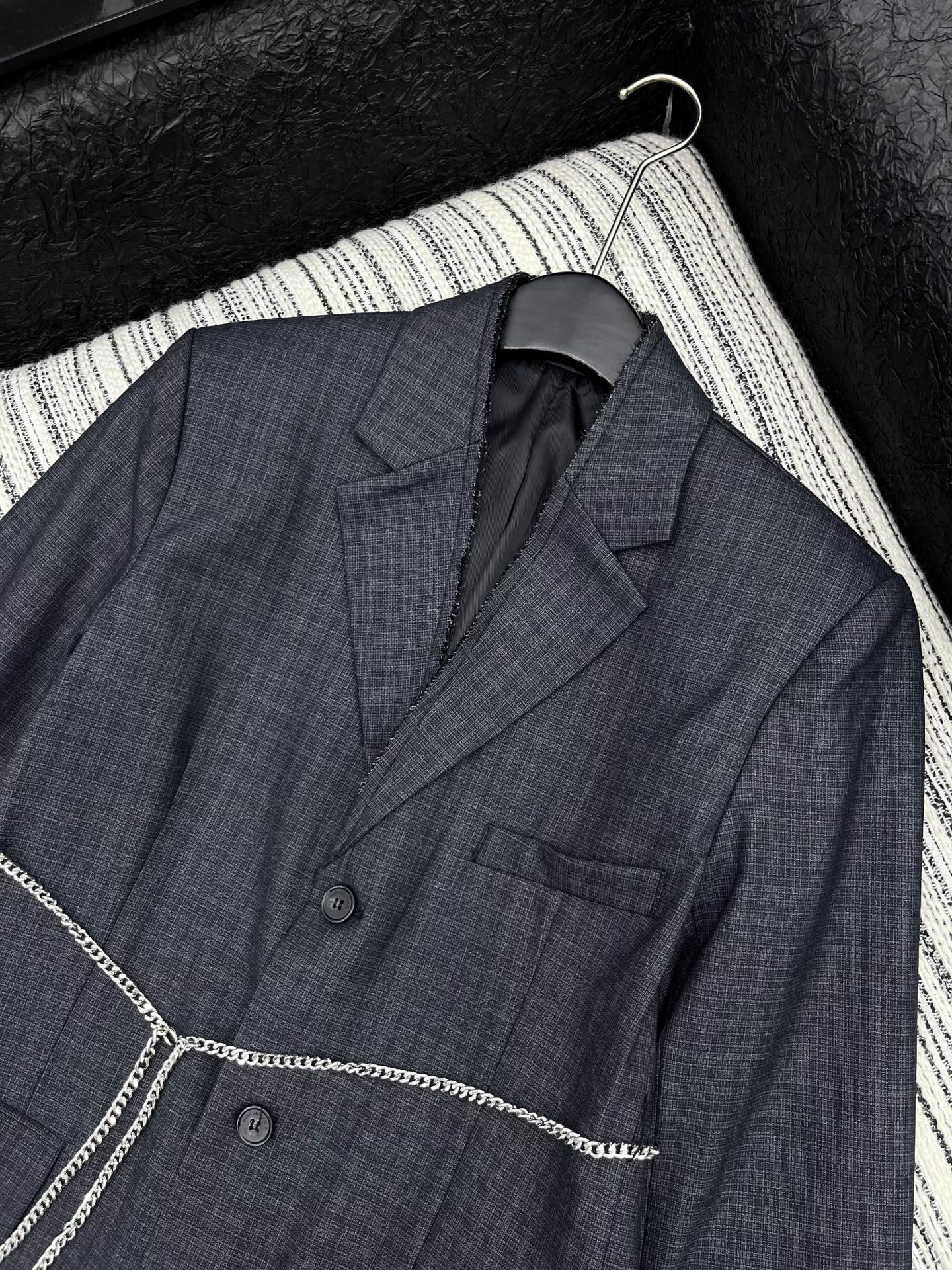 “2025 New Arrival Women’s Single-Breasted Suit with Classic Design and Modern Colors – Grid Pattern” - 图片 2