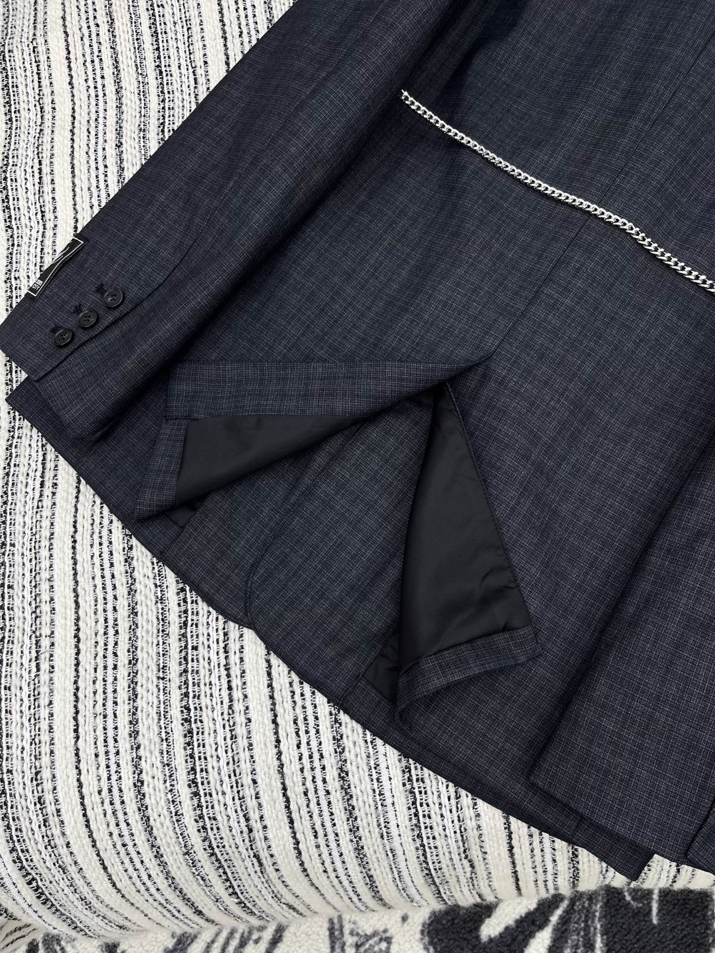 “2025 New Arrival Women’s Single-Breasted Suit with Classic Design and Modern Colors – Grid Pattern” - 图片 8
