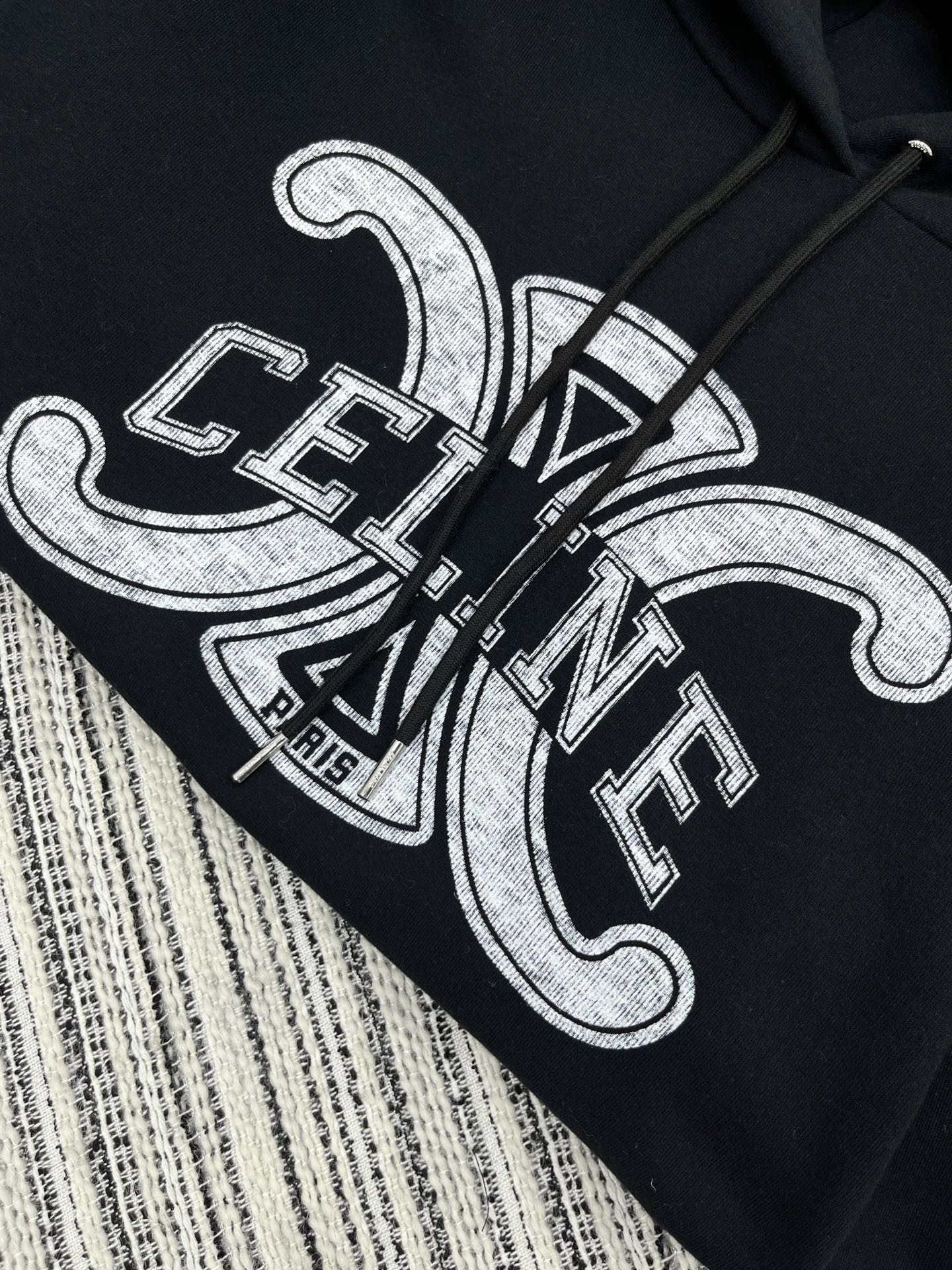 🛒𝐍𝐄𝐖 · 𝟐𝟎𝟐5/爆款现货

【原版定制】Celin*｜25早秋经典戴帽卫衣
干净利落的裁剪，落肩