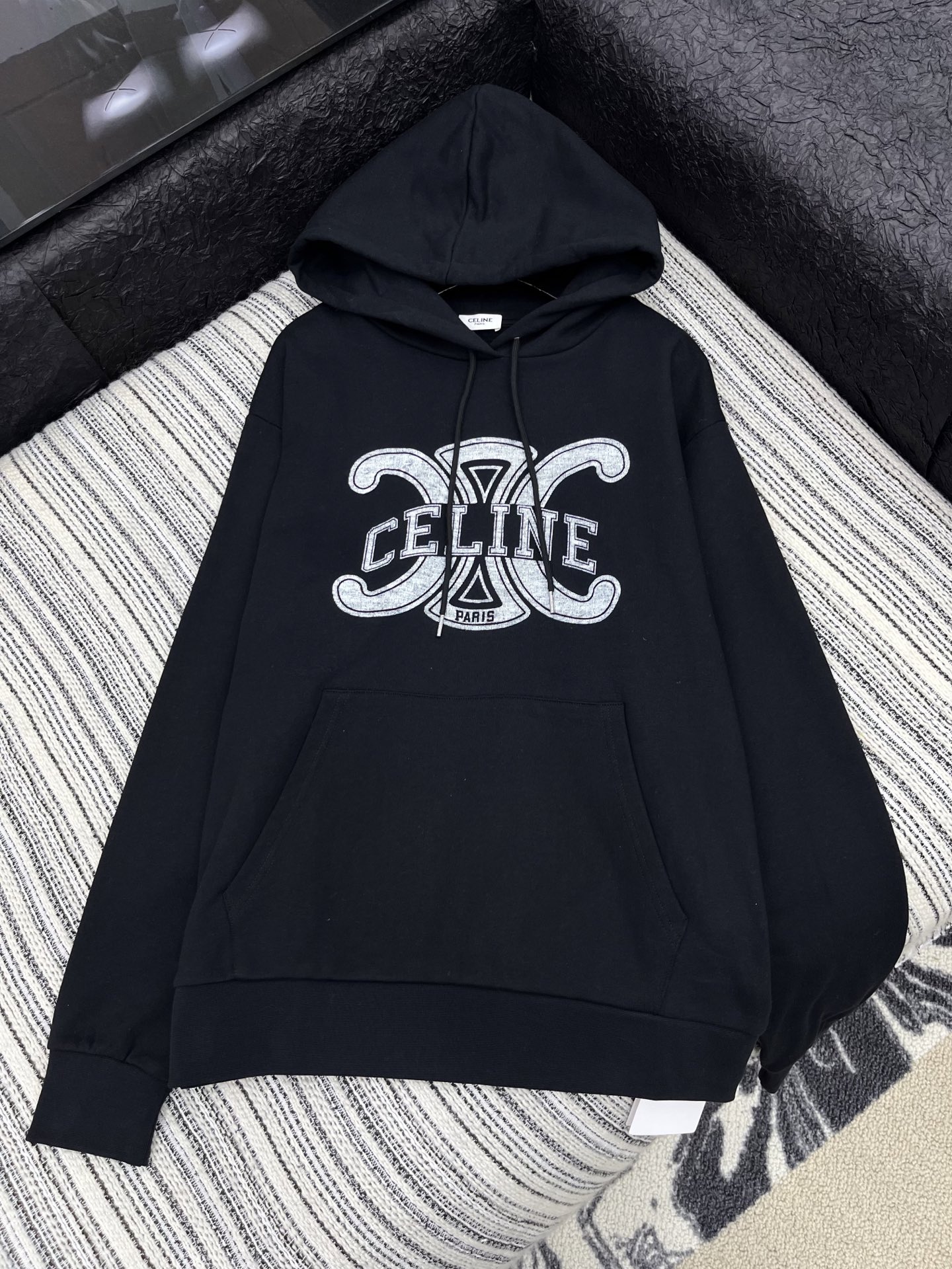 🛒𝐍𝐄𝐖 · 𝟐𝟎𝟐5/爆款现货

【原版定制】Celin*｜25早秋经典戴帽卫衣
干净利落的裁剪，落肩