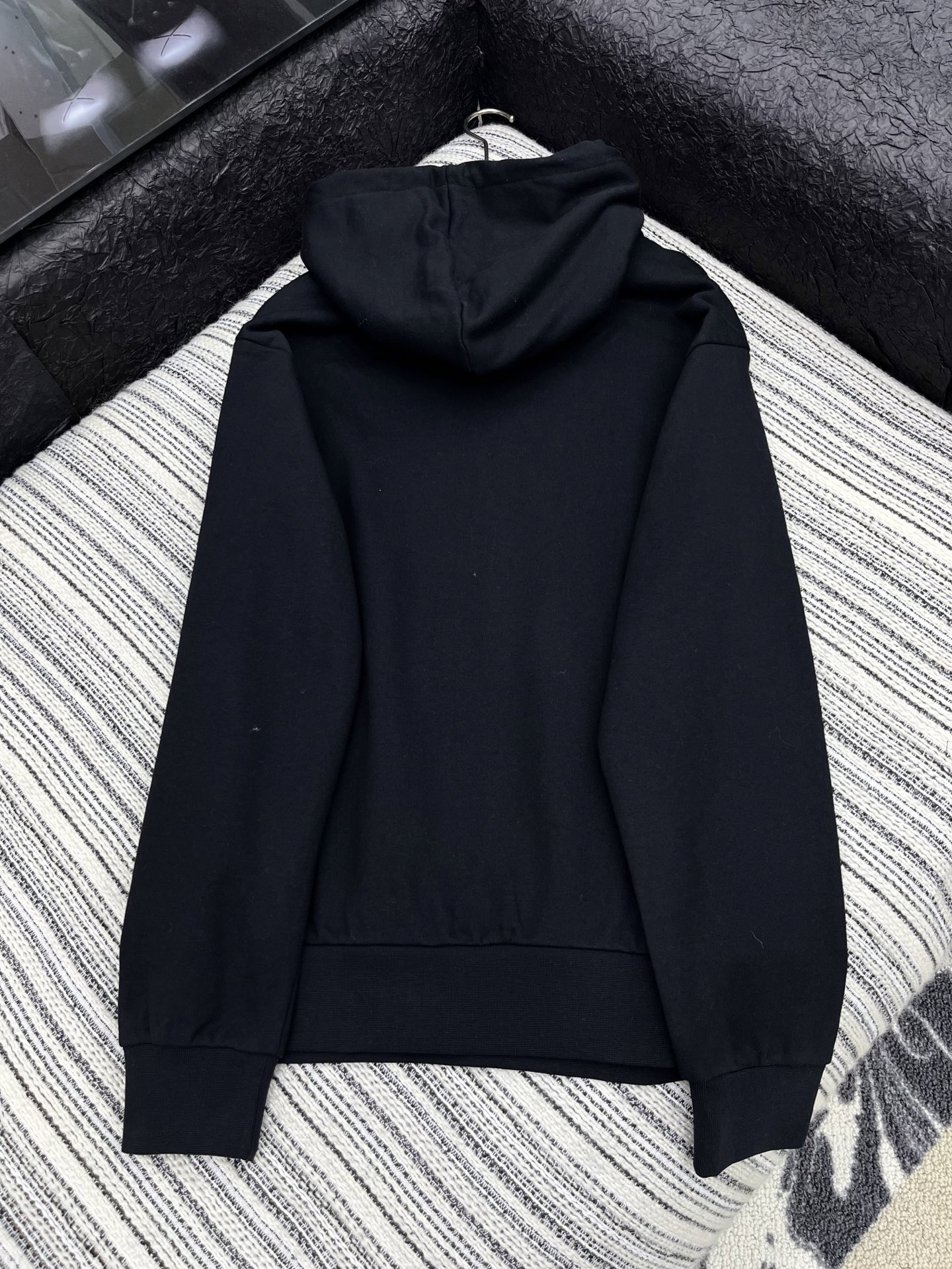 🛒𝐍𝐄𝐖 · 𝟐𝟎𝟐5/爆款现货

【原版定制】Celin*｜25早秋经典戴帽卫衣
干净利落的裁剪，落肩
