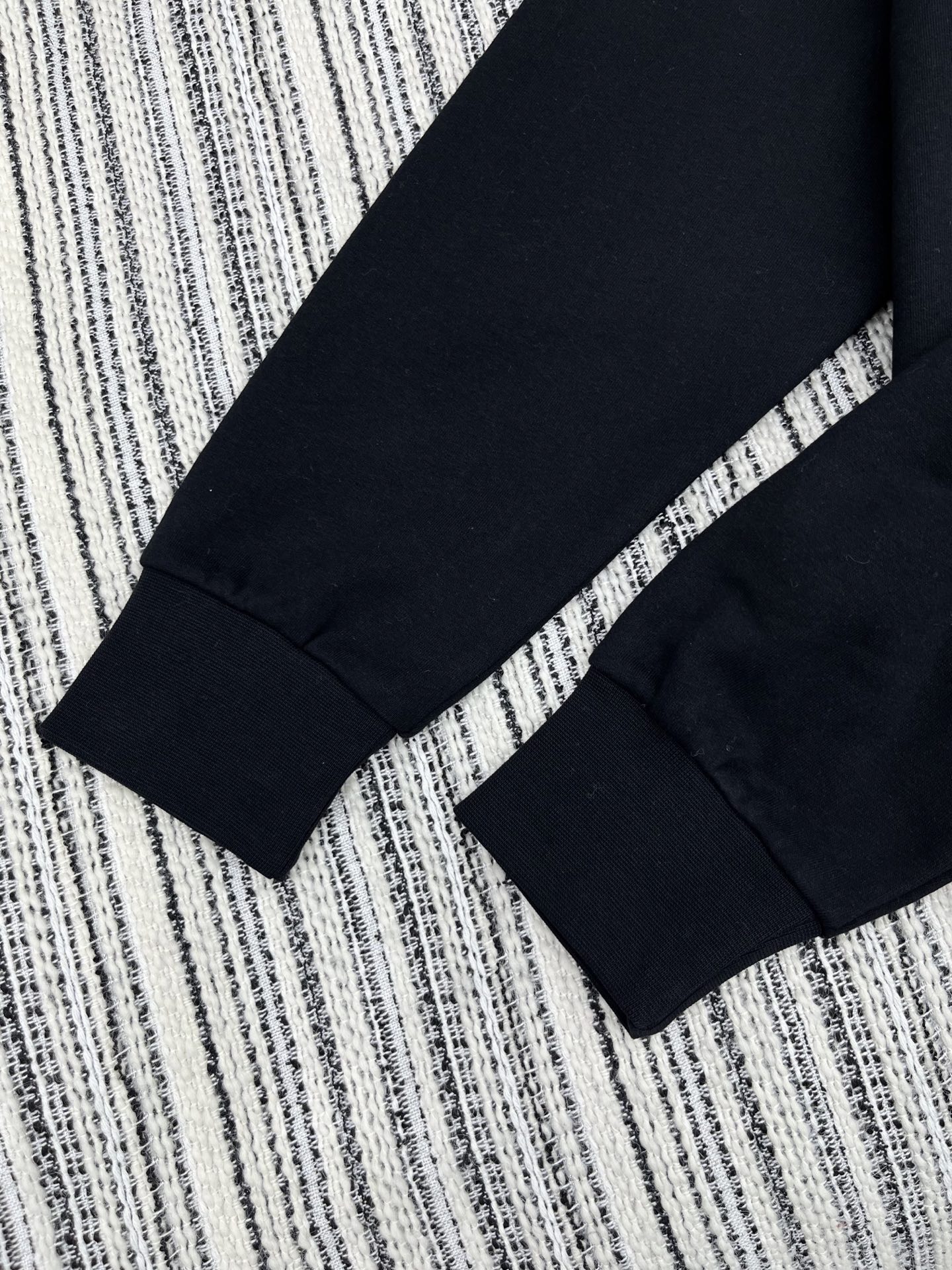 🛒𝐍𝐄𝐖 · 𝟐𝟎𝟐5/爆款现货

【原版定制】Celin*｜25早秋经典戴帽卫衣
干净利落的裁剪，落肩