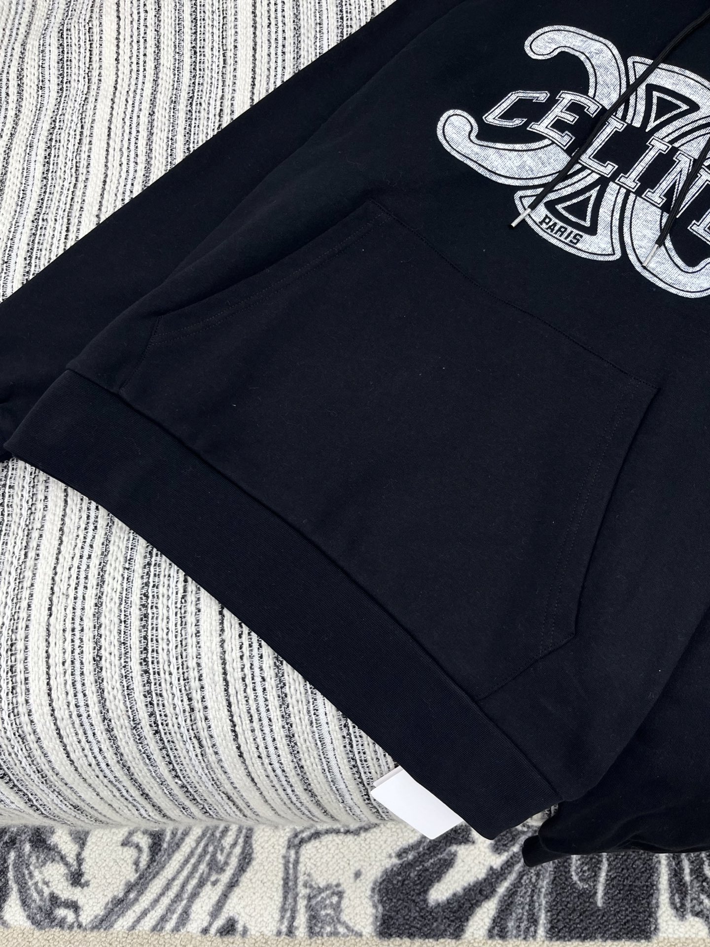 🛒𝐍𝐄𝐖 · 𝟐𝟎𝟐5/爆款现货

【原版定制】Celin*｜25早秋经典戴帽卫衣
干净利落的裁剪，落肩