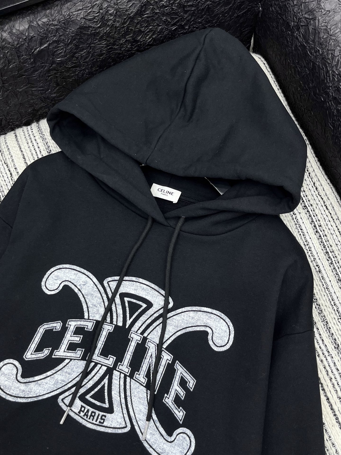 🛒𝐍𝐄𝐖 · 𝟐𝟎𝟐5/爆款现货

【原版定制】Celin*｜25早秋经典戴帽卫衣
干净利落的裁剪，落肩