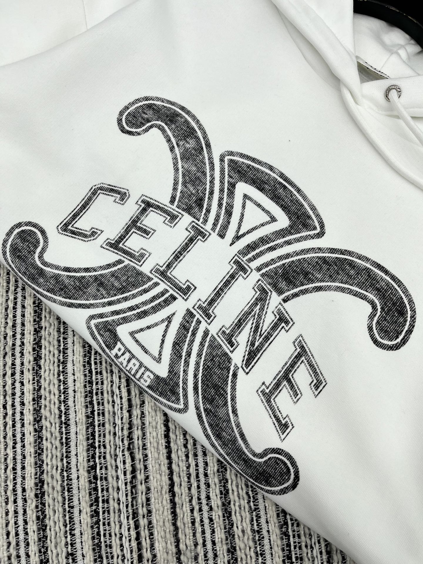 🛒𝐍𝐄𝐖 · 𝟐𝟎𝟐5/爆款现货

【原版定制】Celin*｜25早秋经典戴帽卫衣
干净利落的裁剪，落肩