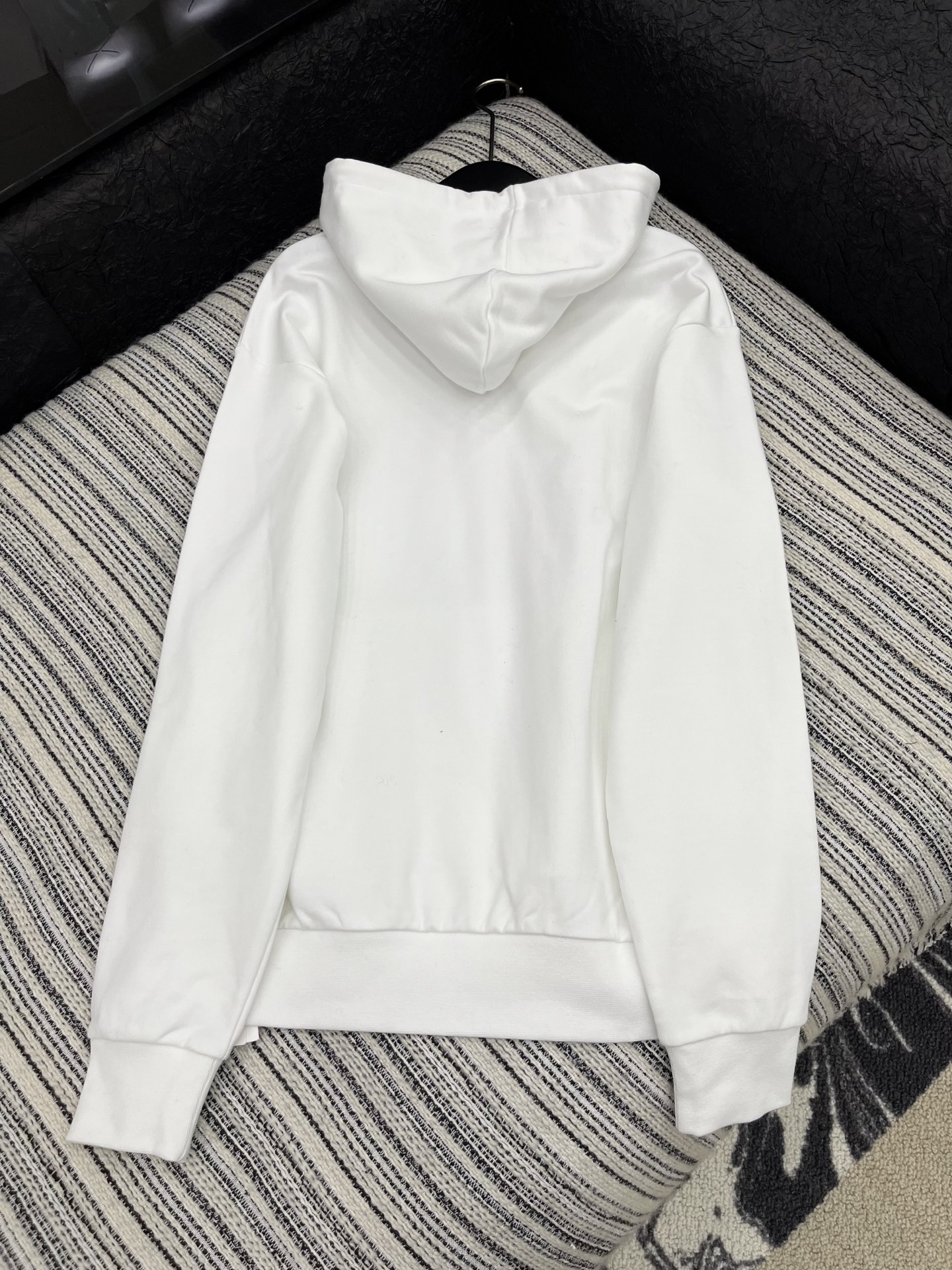🛒𝐍𝐄𝐖 · 𝟐𝟎𝟐5/爆款现货

【原版定制】Celin*｜25早秋经典戴帽卫衣
干净利落的裁剪，落肩