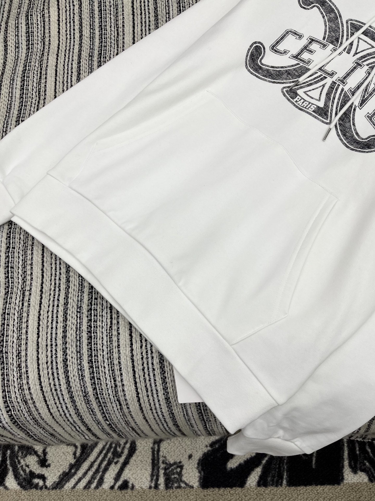 🛒𝐍𝐄𝐖 · 𝟐𝟎𝟐5/爆款现货

【原版定制】Celin*｜25早秋经典戴帽卫衣
干净利落的裁剪，落肩