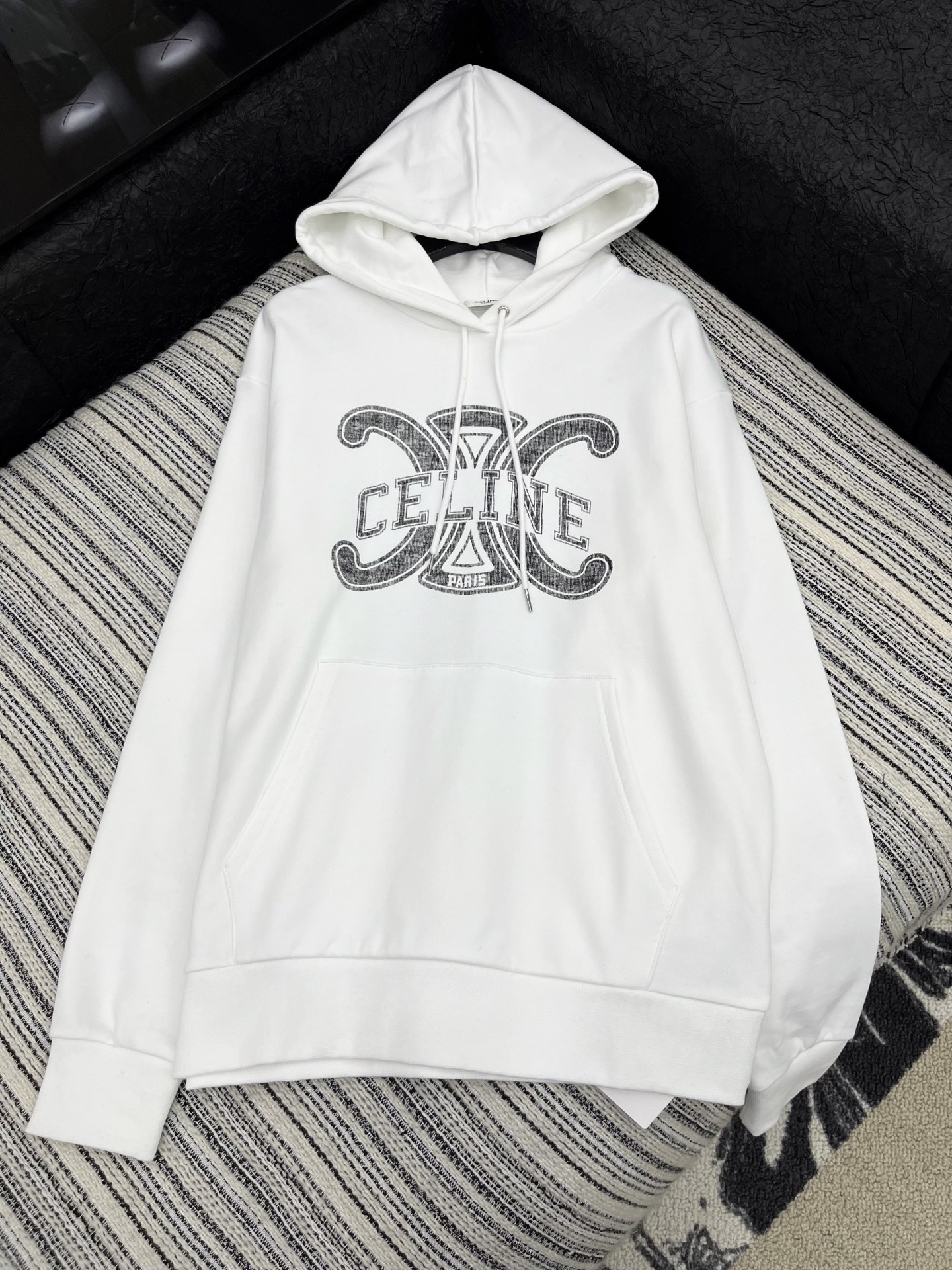 🛒𝐍𝐄𝐖 · 𝟐𝟎𝟐5/爆款现货

【原版定制】Celin*｜25早秋经典戴帽卫衣
干净利落的裁剪，落肩